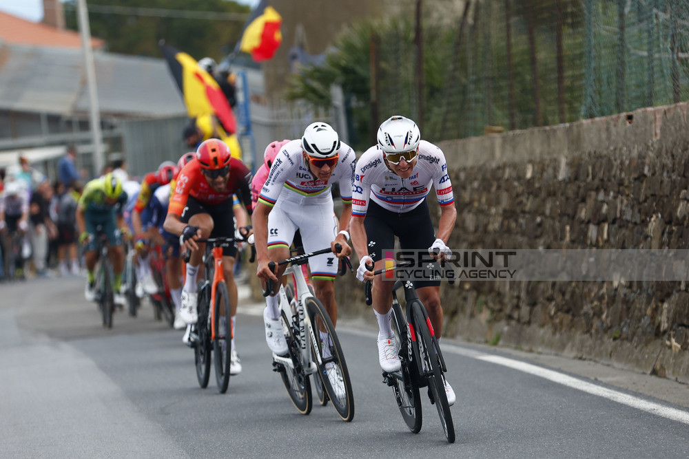 O primeiro ataque de Pogacar no Poggio (Foto: Luca Bettini/SprintCyclingAgency©2024)