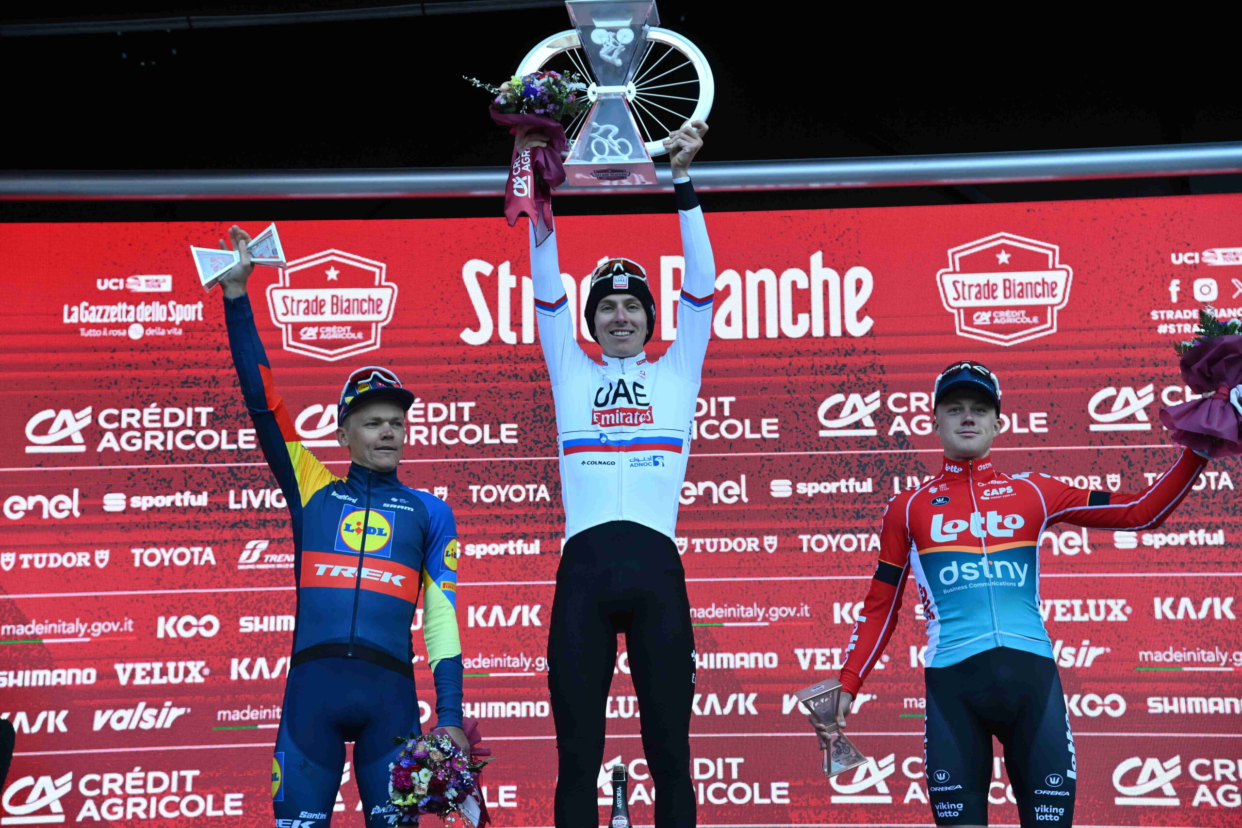 Pódio da Strade Bianche com Toms Skujins, Tadej Pogacar e Maxim Van Gils (Foto: Strade Bianche)