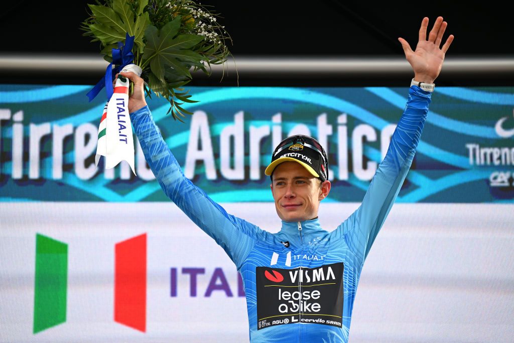 Jonas Vingegaard segue o camisola azul do Tirreno-Adriatico (Foto: Tim de Waele/Getty Images)