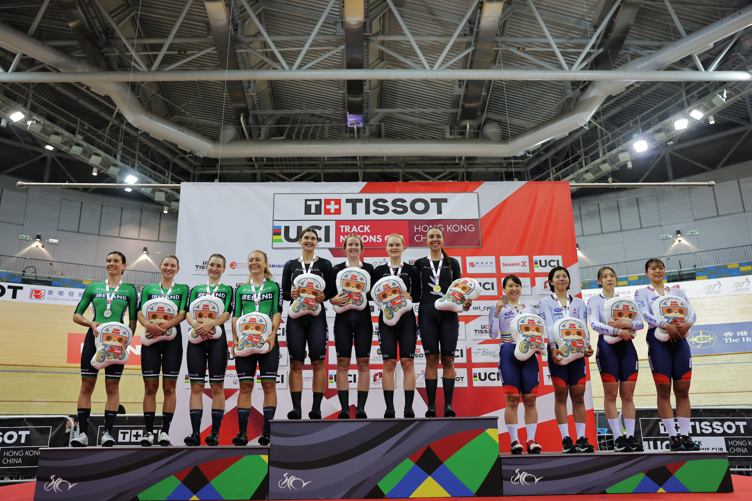 Pódio da Perseguição Coletiva feminina com Irlanda, Nova Zelândia e Japão (Foto: UCI)