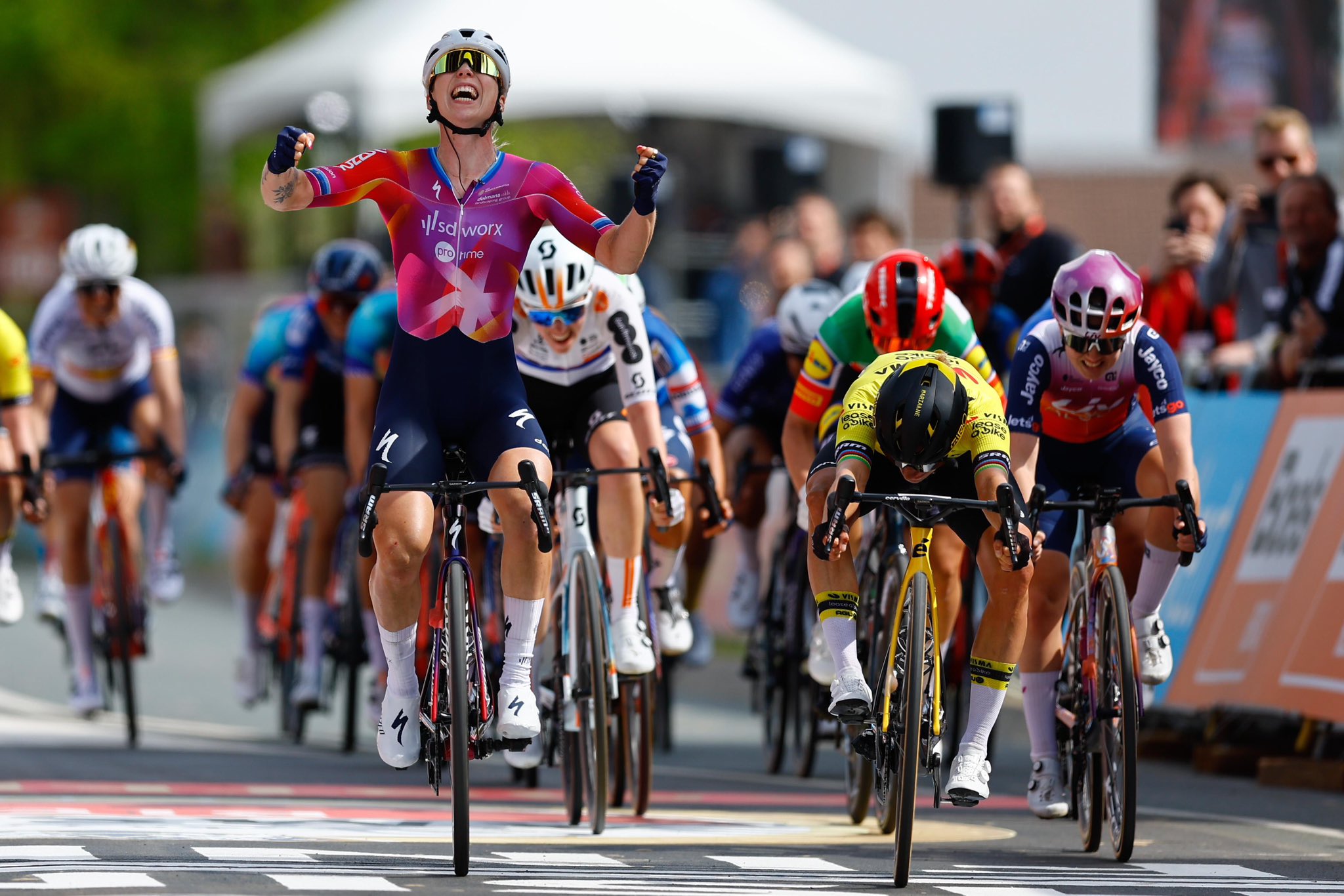 Amstel Gold Race: Wiebes celebrou, Vos triunfou!