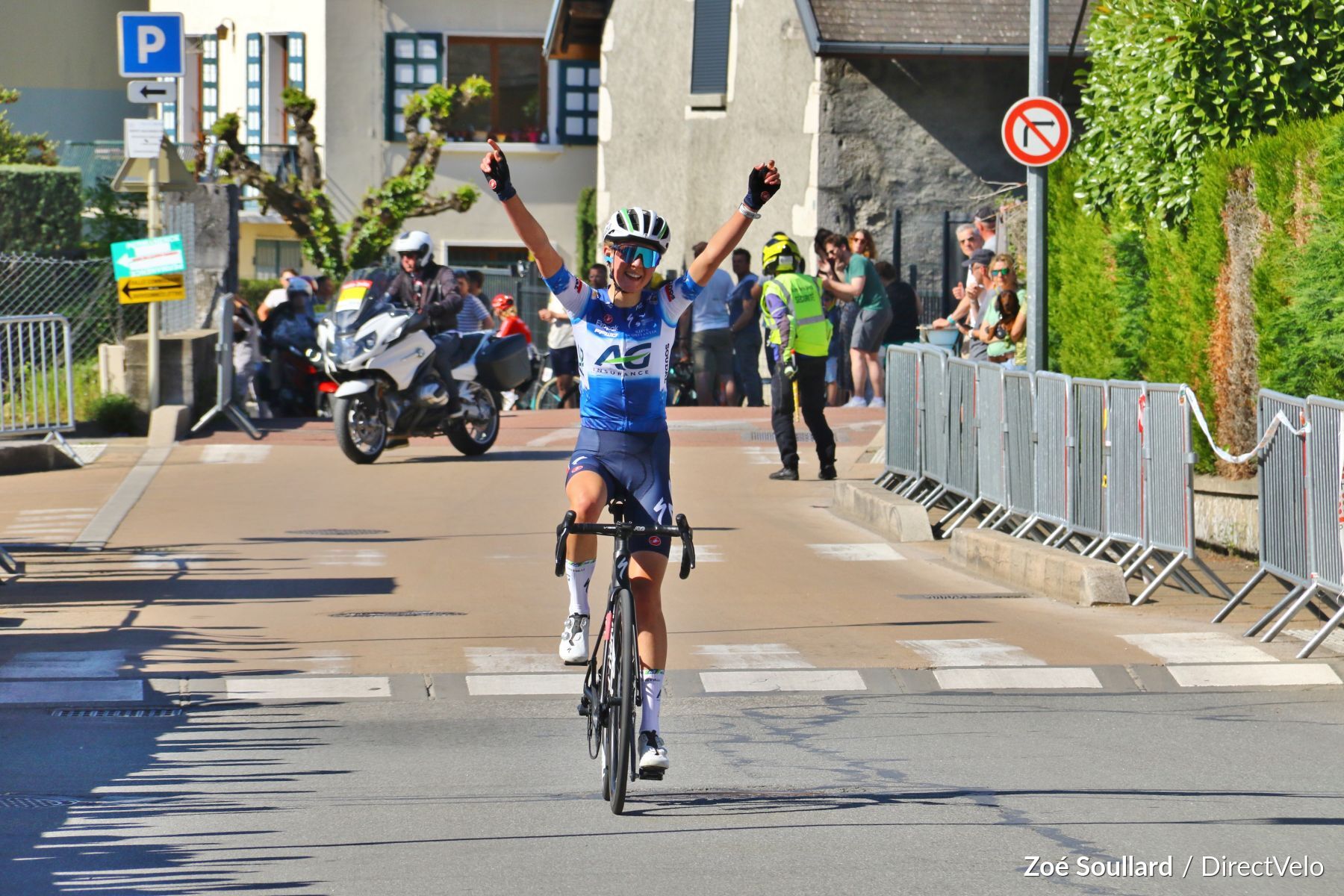 Lore De Schepper estreia-se a vencer como profissional no GP Féminin de Chambéry!