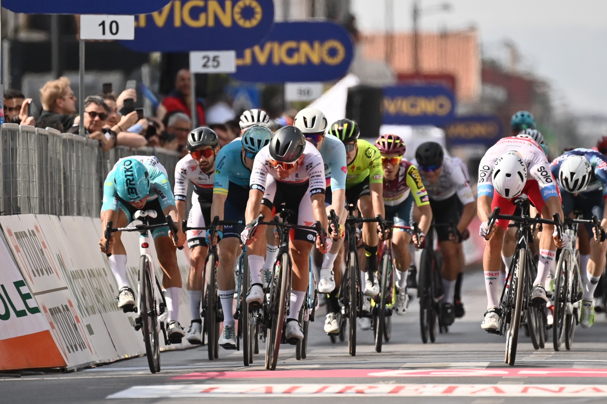 Enrico Zanoncello impõe-se em apertado sprint e é o primeiro líder do Giro d’Abruzzo!