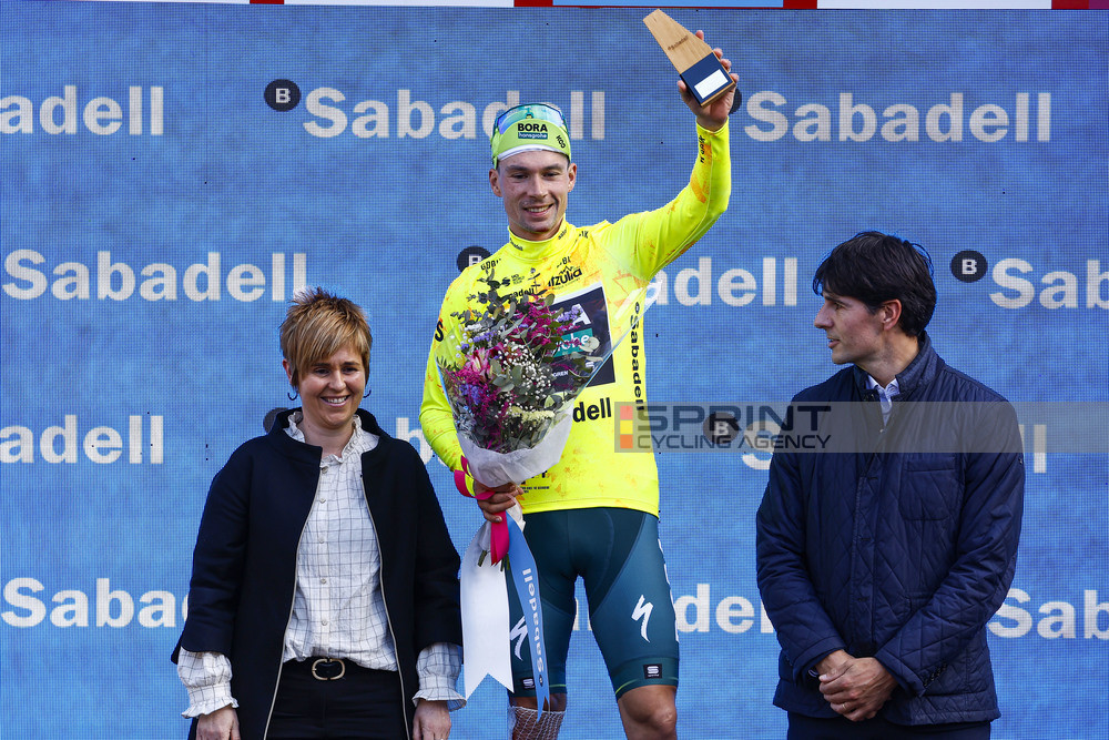 Primoz Roglic segue o camisola amarela da Itzulia Basque Country (Foto: Luis Angel Gomez/SprintCyclingAgency©2024)