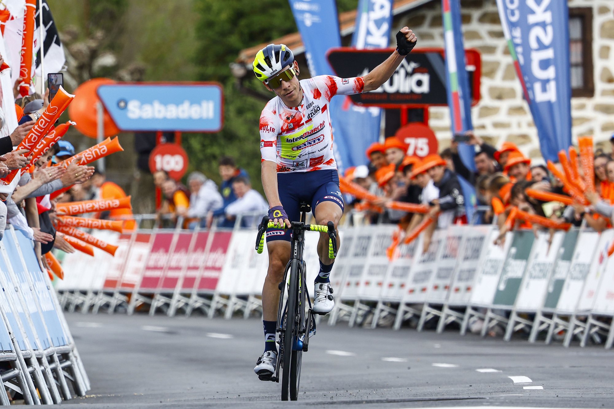 Louis Meintjes foi o mais forte entre os seis fugitivos do dia para vencer a etapa 4 da Itzulia Basque Country 
