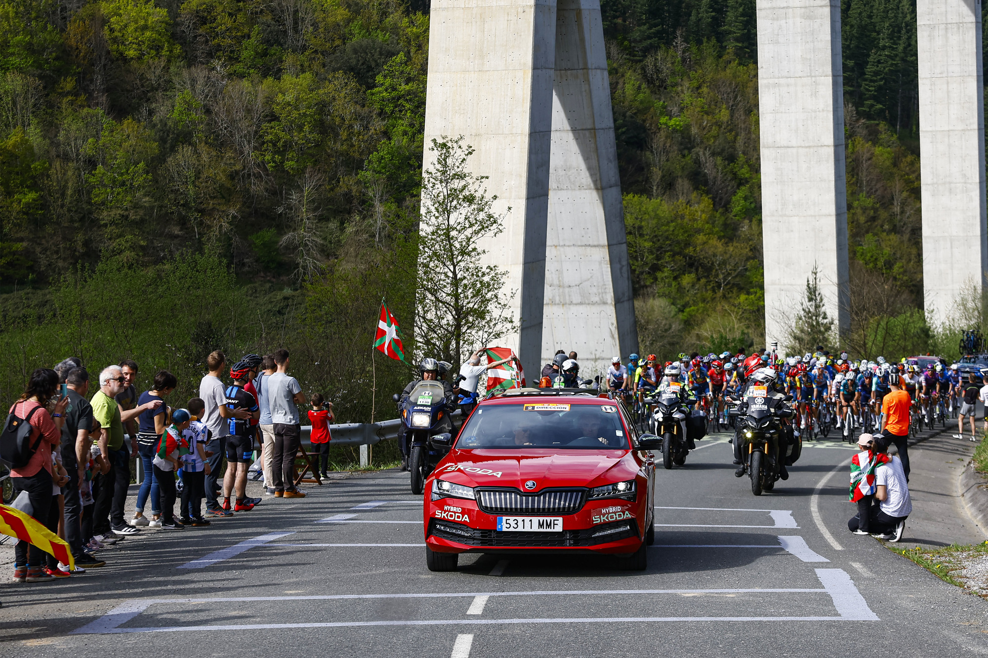Louis Meintjes vence etapa 4 da Itzulia. Vingegaard, Roglic e Evenepoel abandonam em queda muito feia.