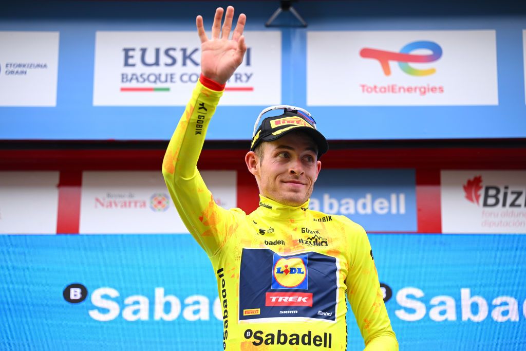 Mattias Skjelmose segue na liderança da Itzulia Basque Country (Foto: Getty Images)