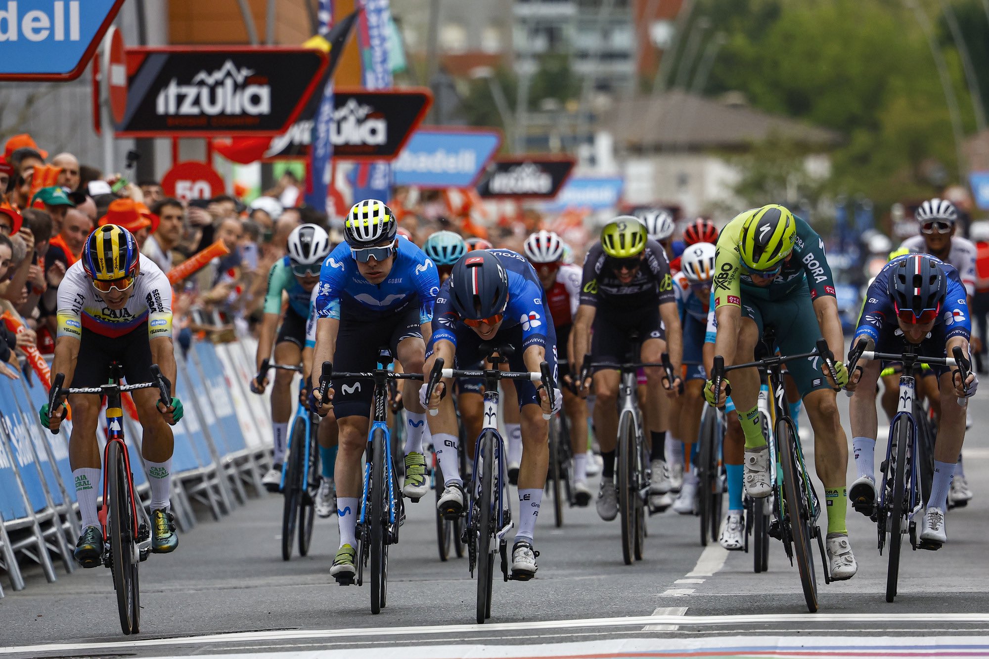 Romain Grégoire vence etapa 5 da Itzulia Basque Country num final ao photo finish!