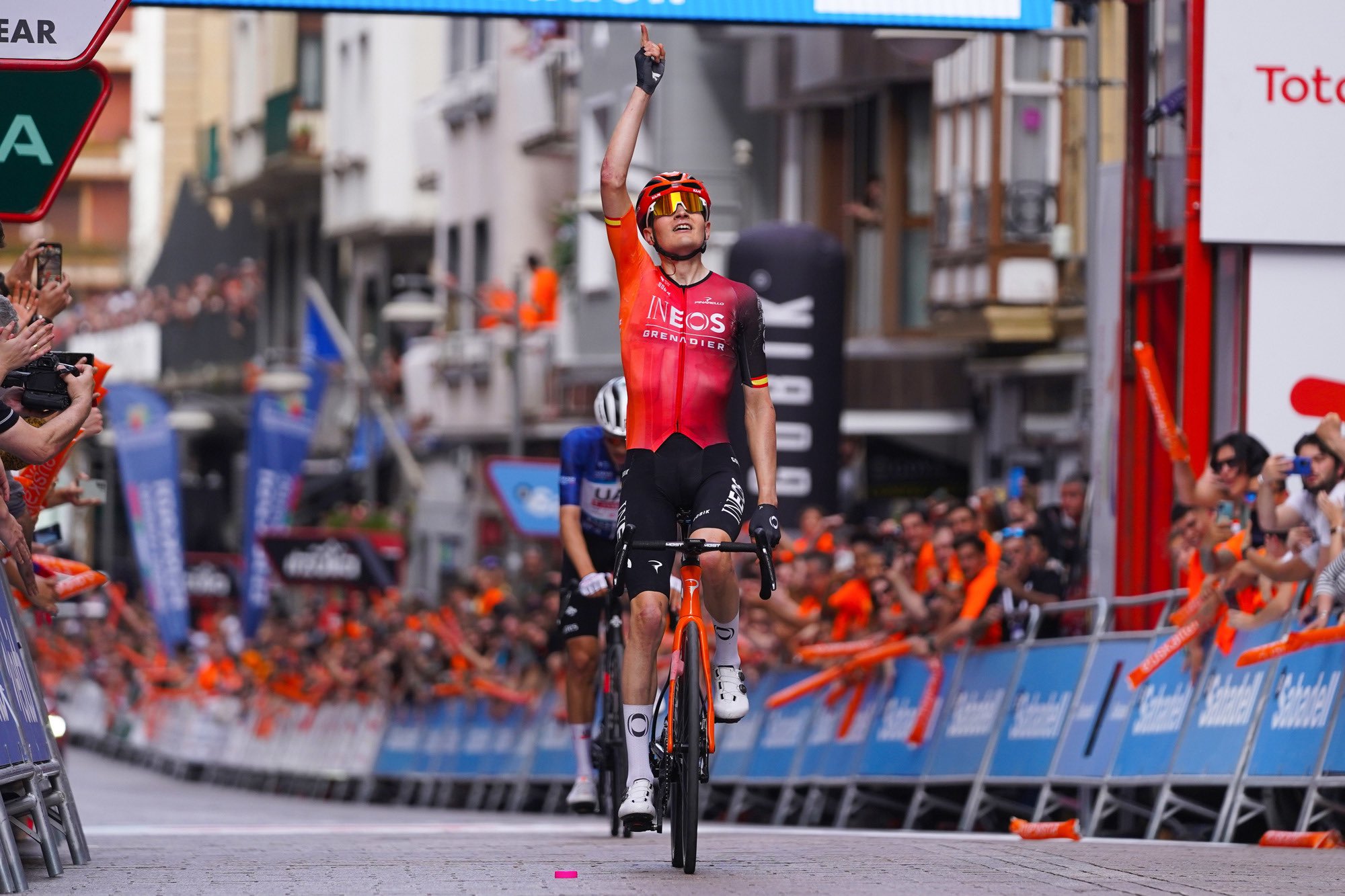 Carlos Rodriguez triunfa em Eibar! Juan Ayuso vence Itzulia Basque Country!
