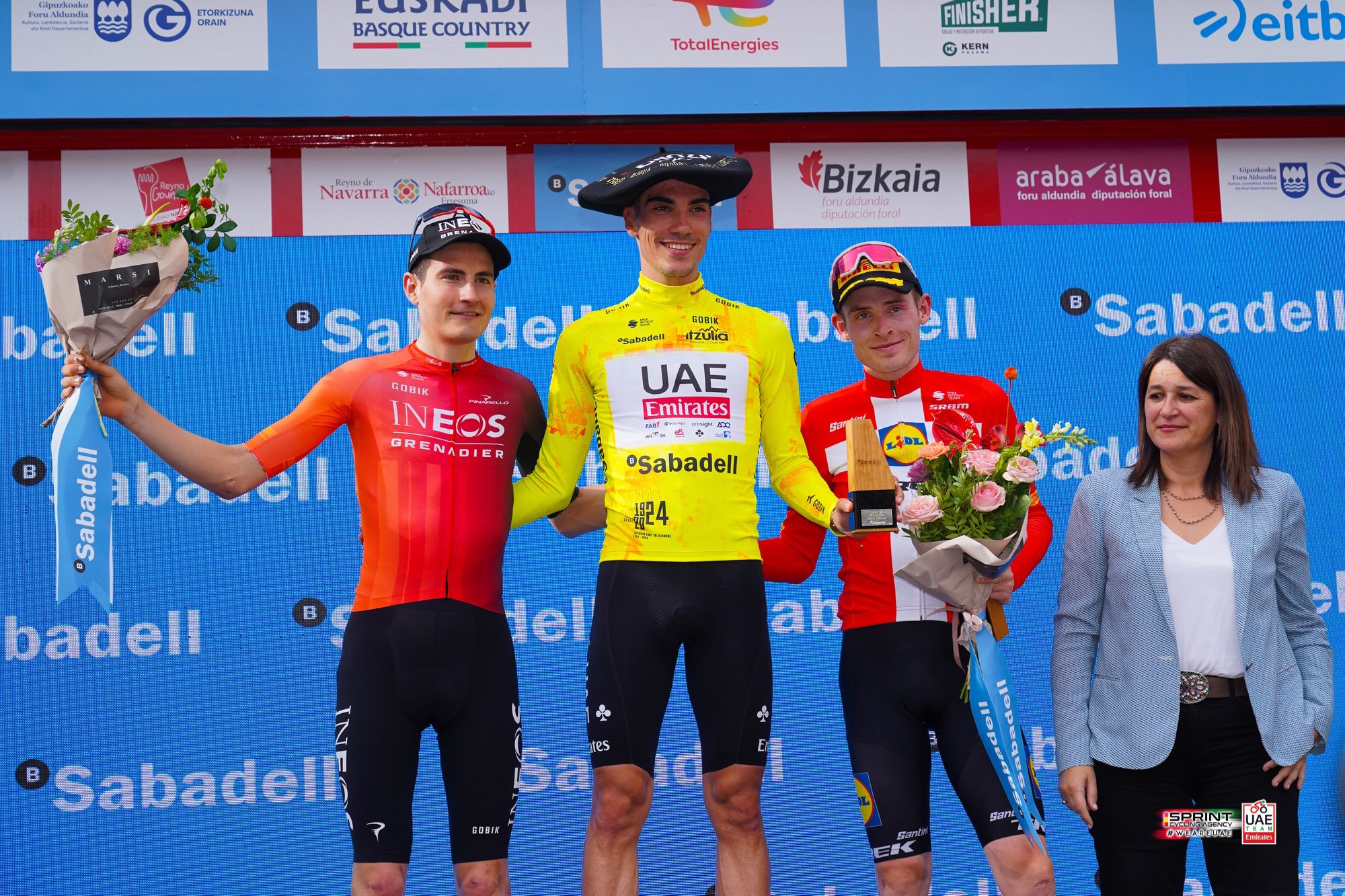 Pódio da Itzulia Basque Country com Carlos Rodriguez, Juan Ayuso e Mattias Skjelmose