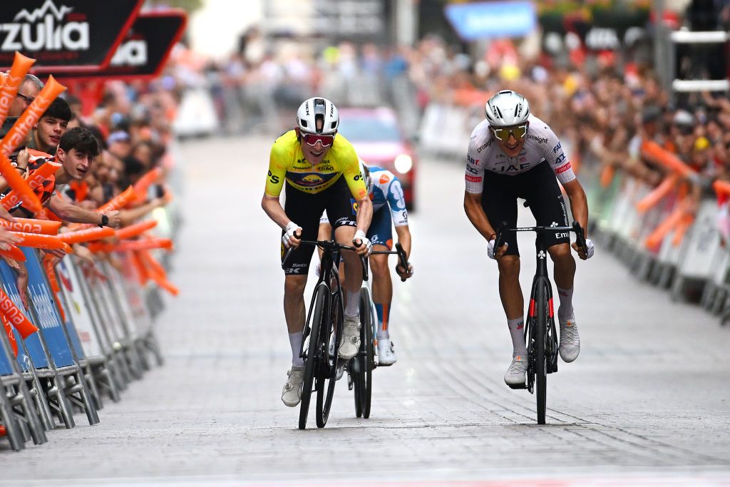 Marc Soler levou a melhor ao sprint para ser 3º na etapa final da Itzulia (Foto: Tim de Waele/Getty Images)