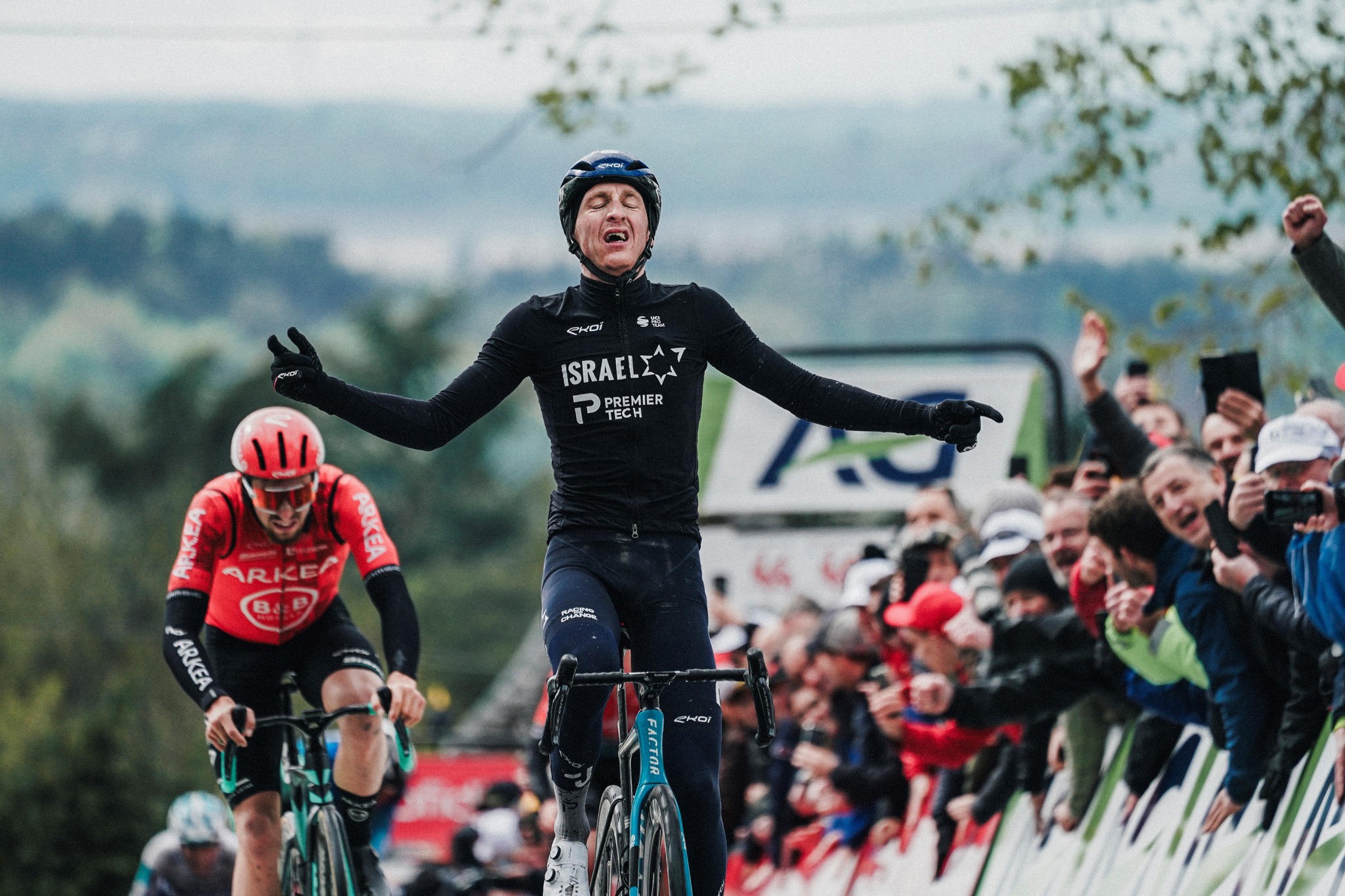 Stephen Williams ultrapassa frio e chuva e conquista La Flèche Wallonne!