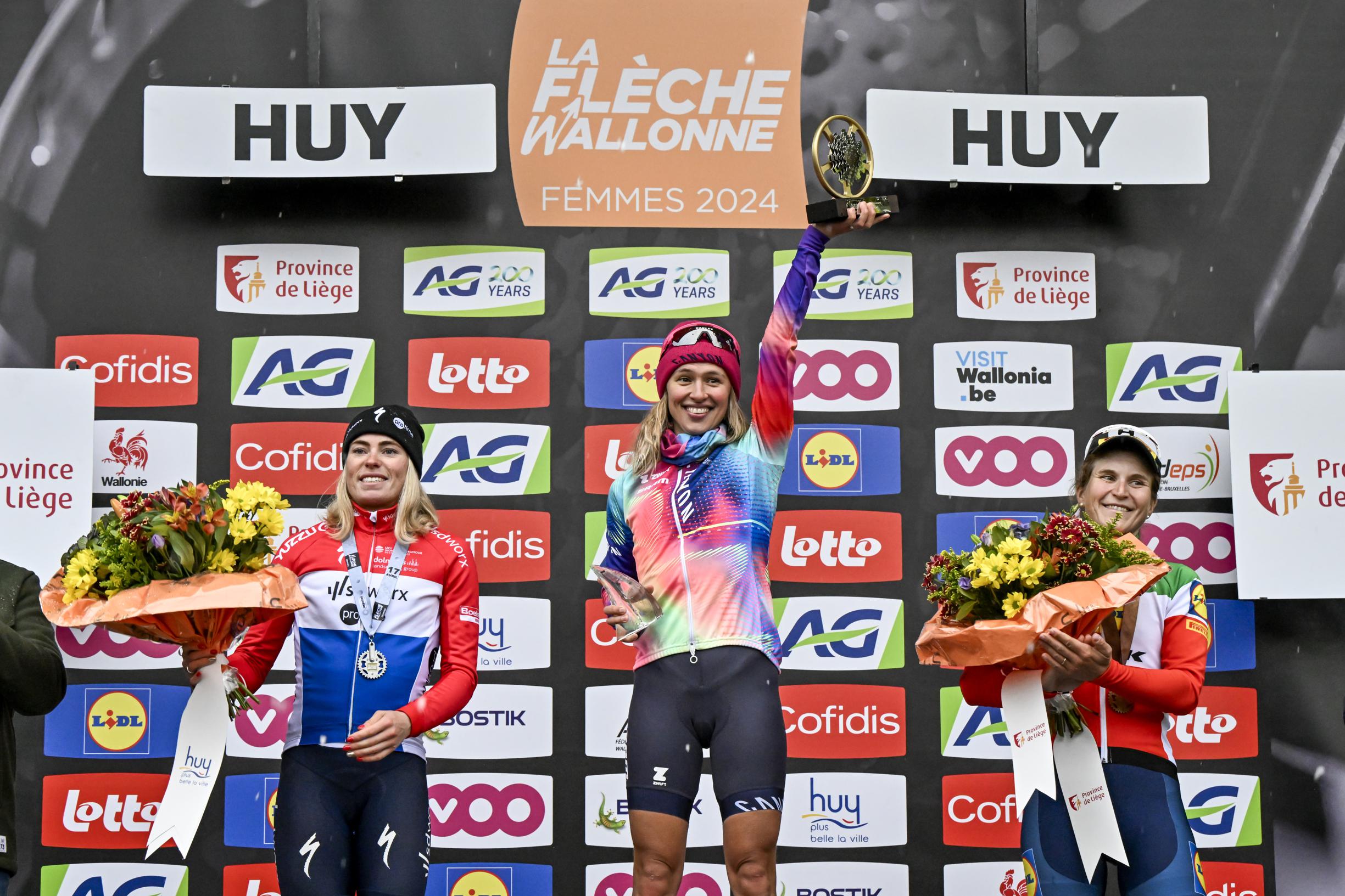 Pódio da La Flèche Wallonne com Demi Vollering, Kasia Niewiadoma e Elisa Longo Borghini (Foto: BELGA)
