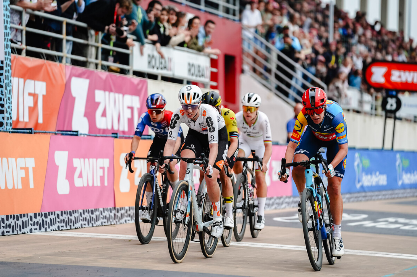 Van Dijk no comando do grupo da frente na primeira passagem na meta em Roubaix (Foto: Thomas Maheux)