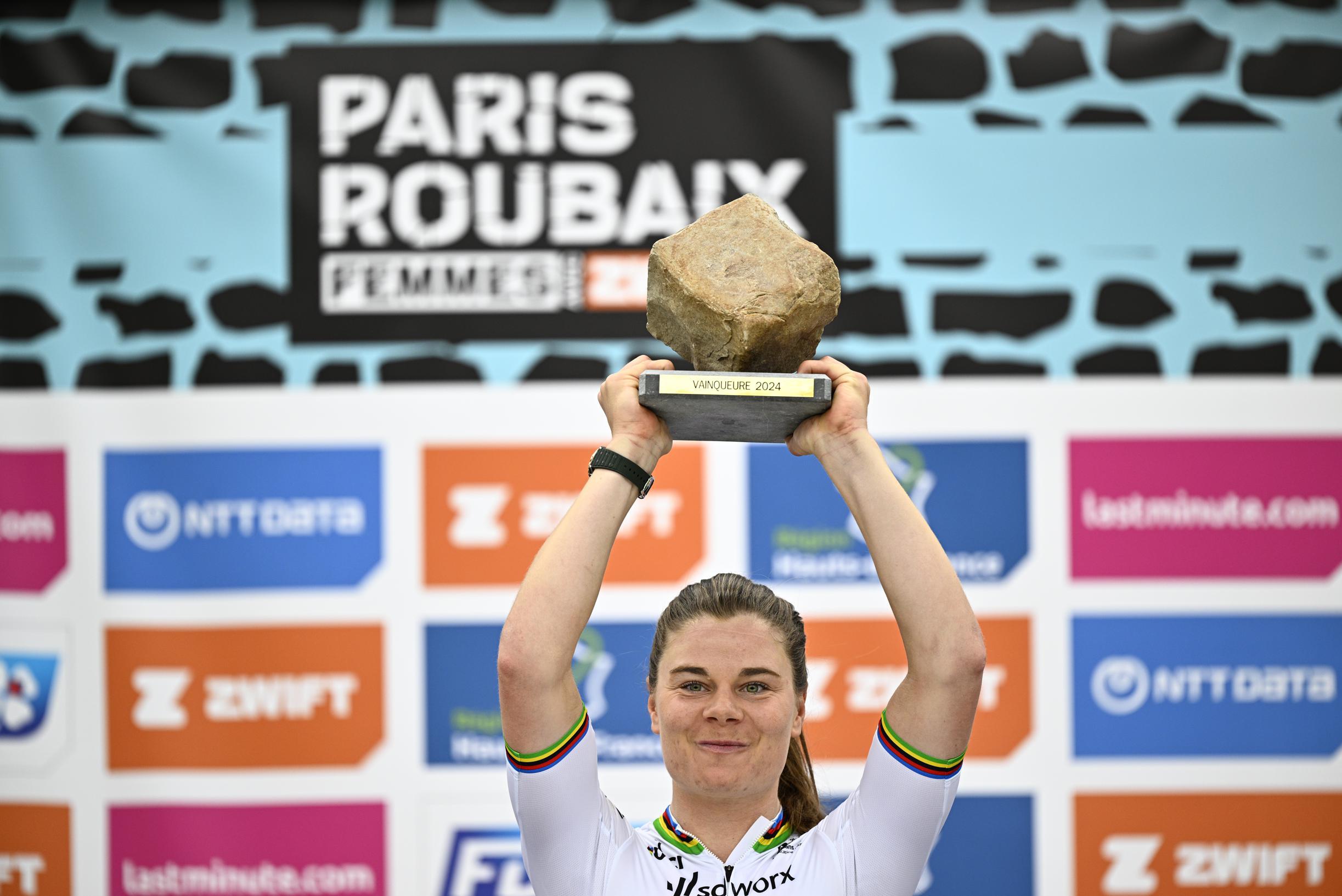 Lotte Kopecky é a primeira ciclista a vencer a Paris-Roubaix com a camisola do arco-íris (Foto: BELGA)