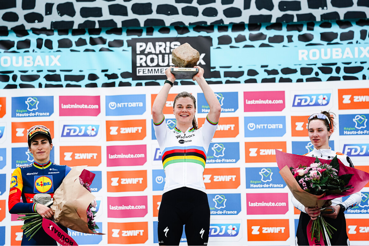 Pódio da Paris-Roubaix com Elisa Balsamo, Lotte Kopecky e Pfeiffer Georgi (Foto: Thomas Maheux)