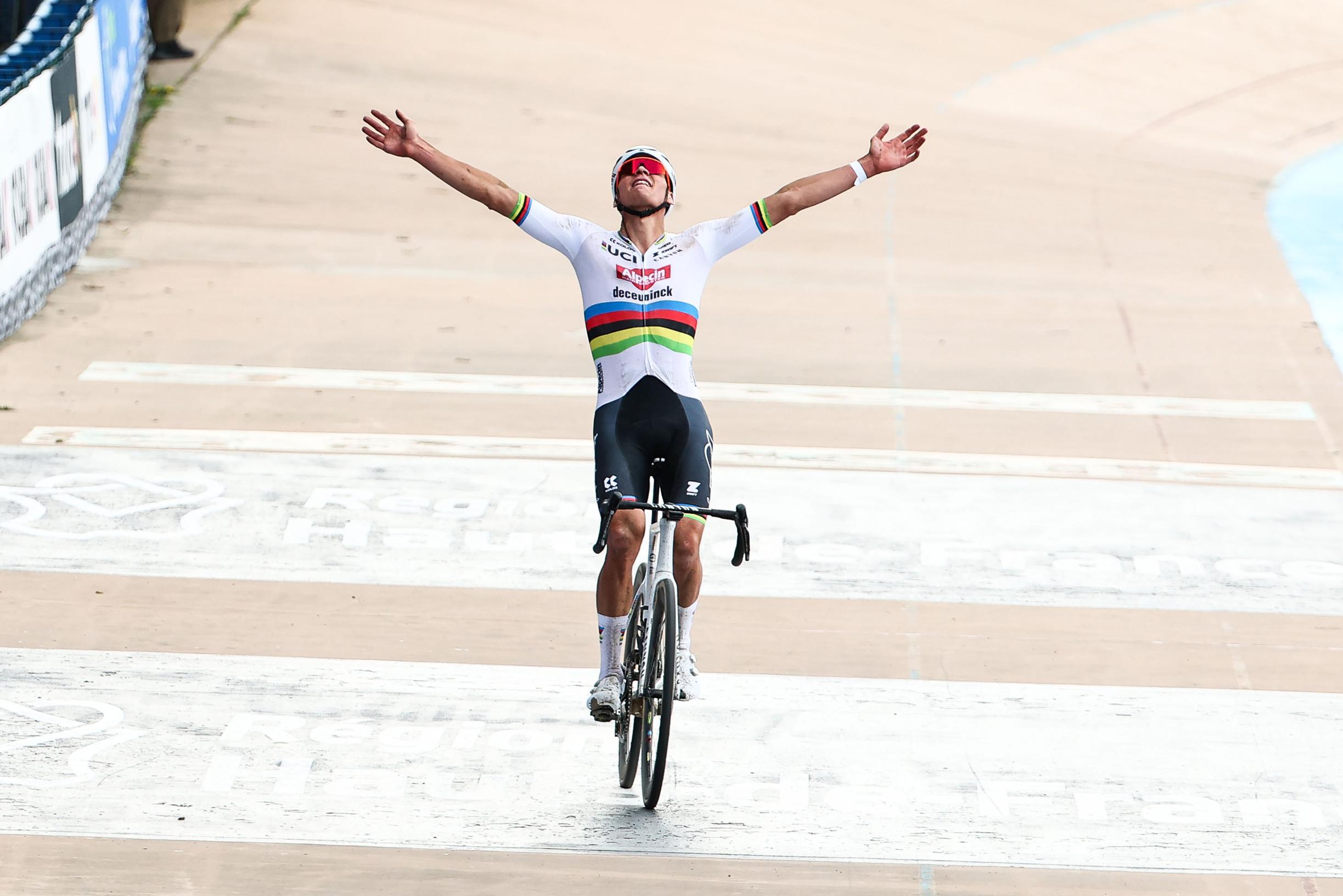 Monumental Mathieu Van der Poel bisa na Paris-Roubaix!