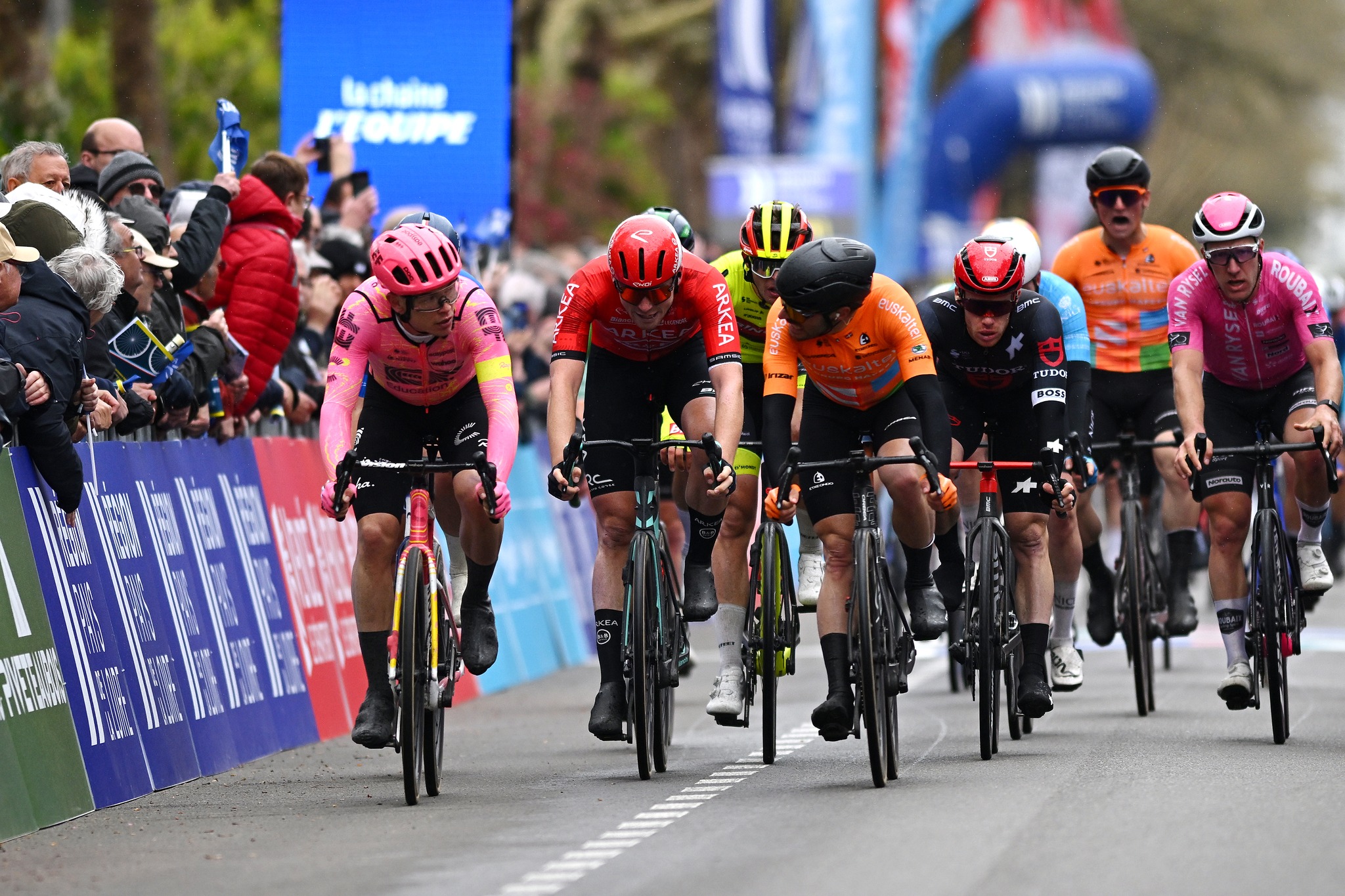 Marijn Van den Berg vence em apertado sprint a etapa 1 da Région Pays de la Loire Tour!