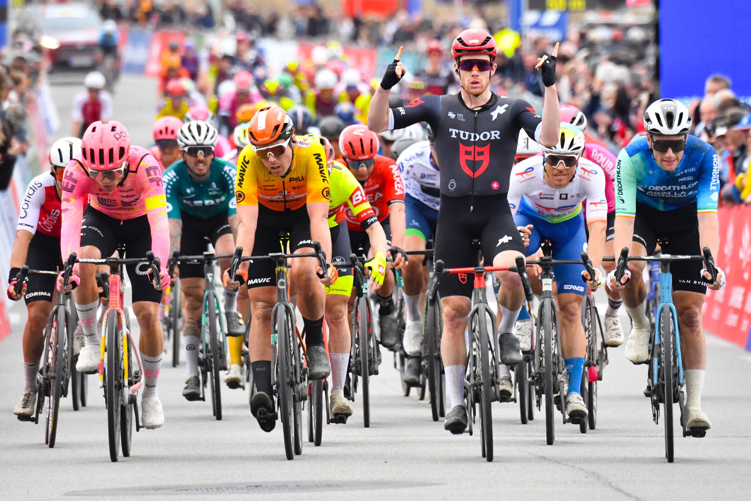 Alberto Dainese estreia-se a vencer pela Tudor na etapa 3 da Région Pays de la Loire Tour!
