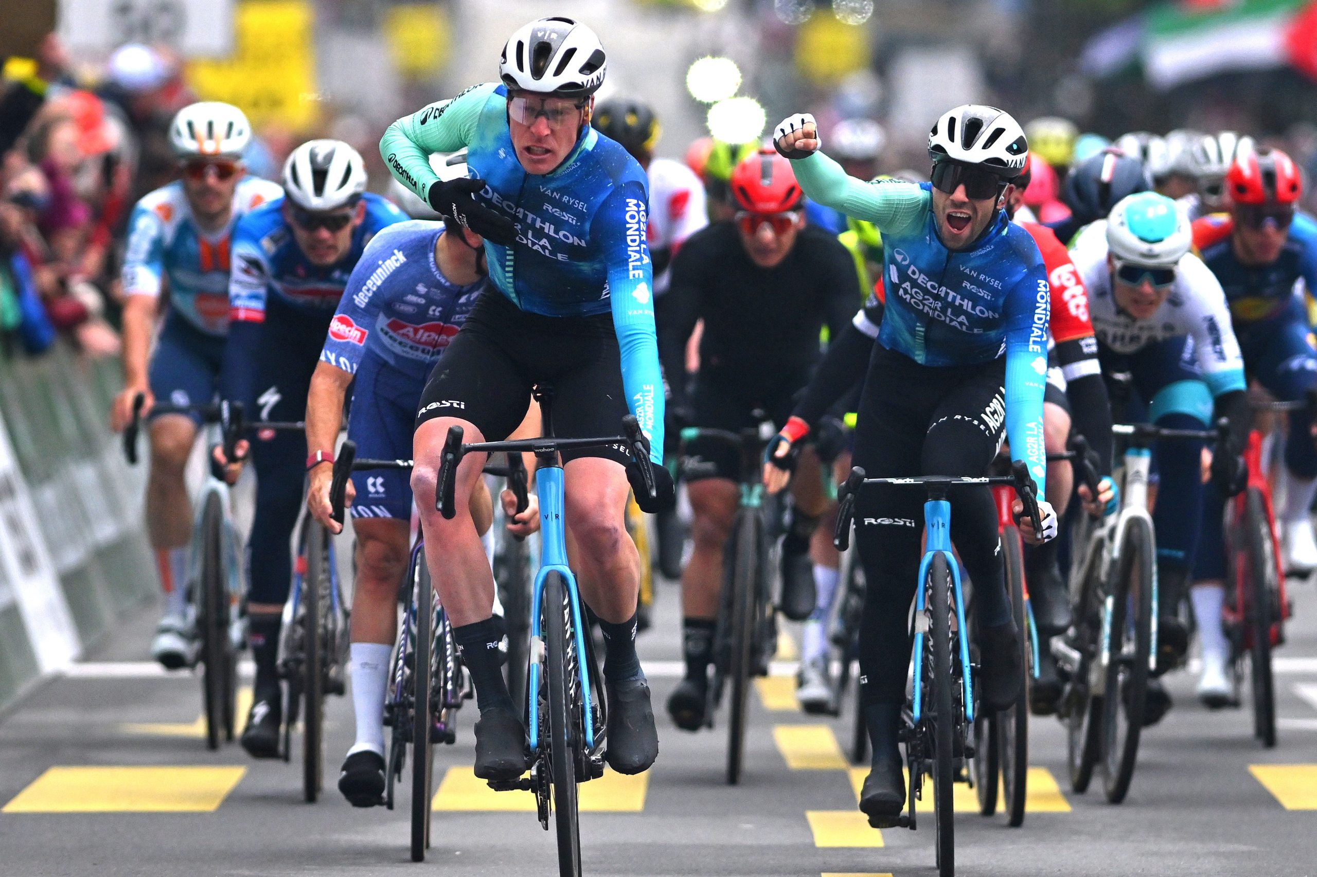 Dorian Godon vence em final caótico e sobe à liderança do Tour de Romandie!