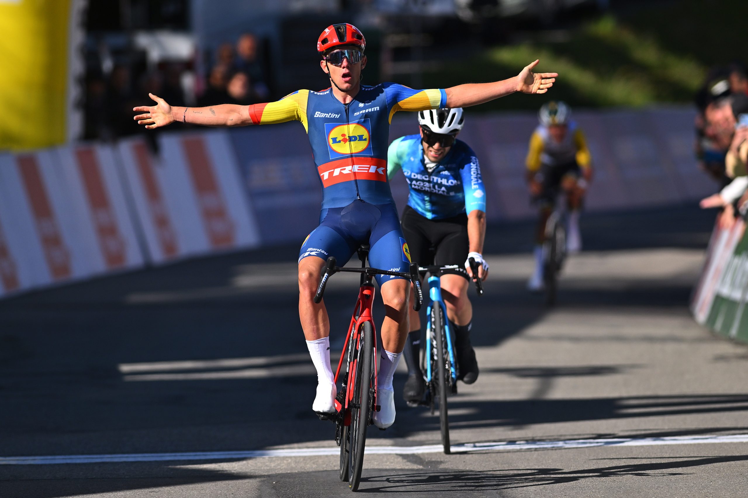 Thibau Nys vence em fuga a etapa 2 e é o novo líder do Tour de Romandie!