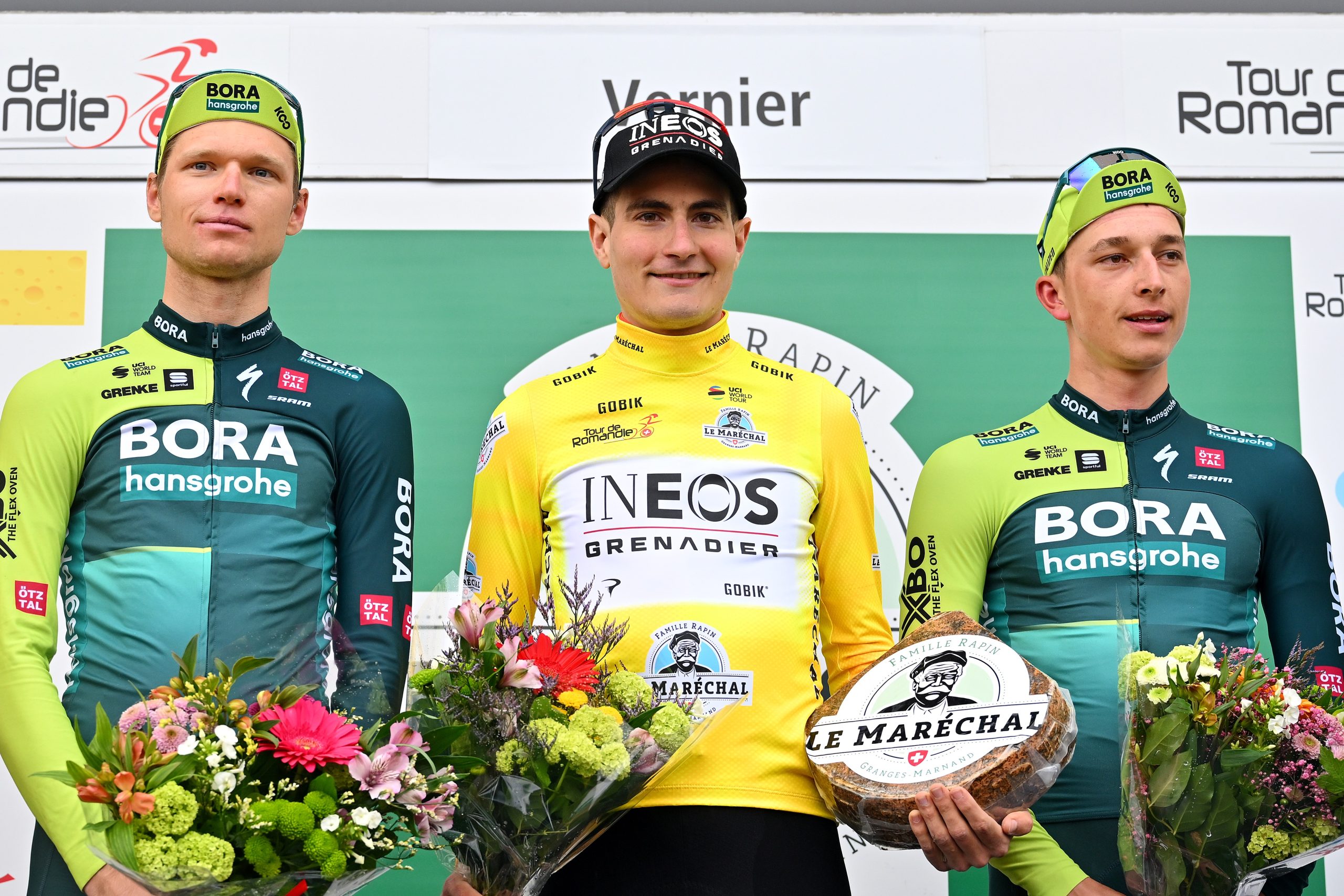 Pódio do Tour de Romandie com Aleksandr Vlasov, Carlos Rodriguez e Florian Lipowitz
