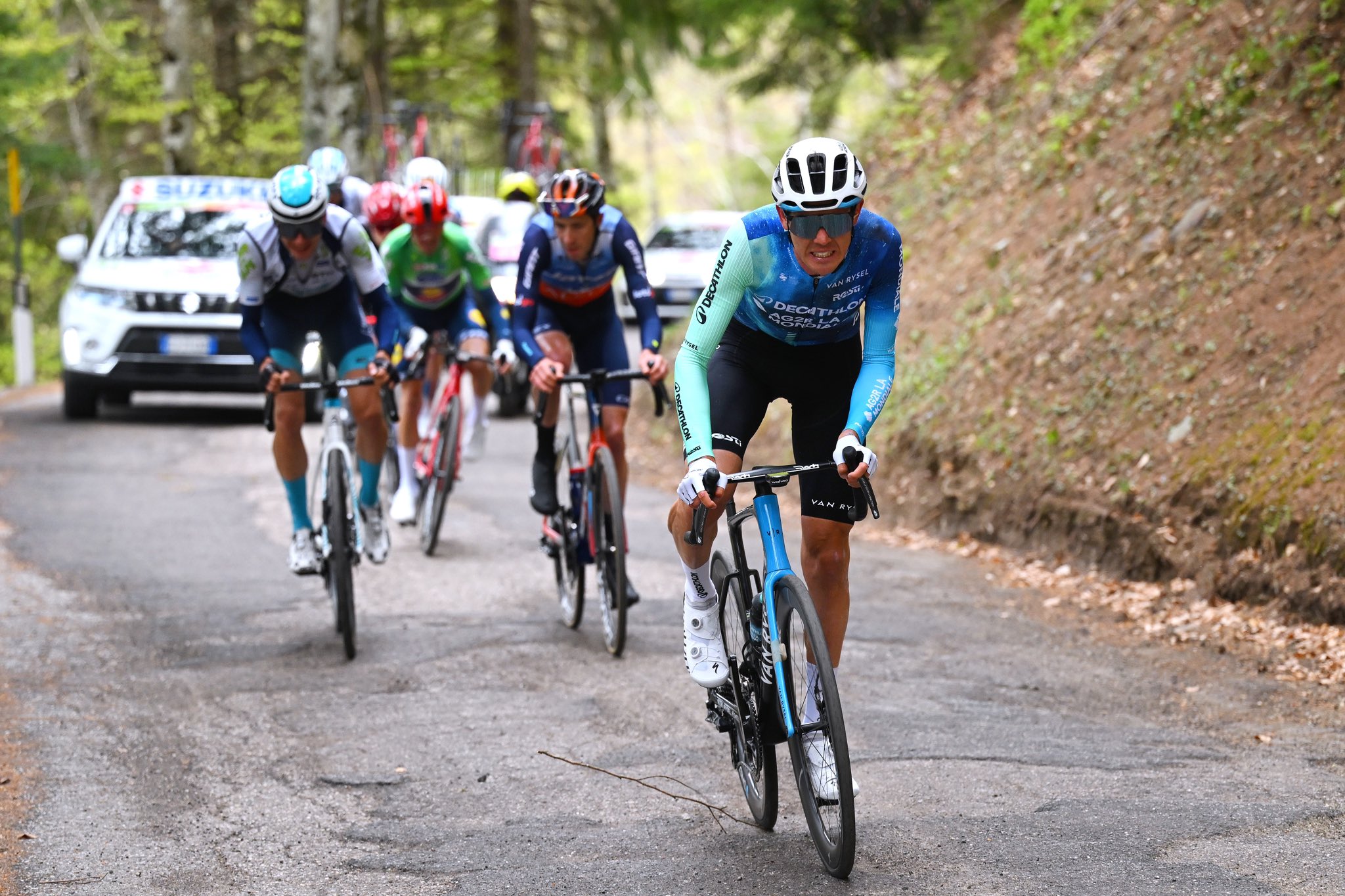 Um dos ataques de Ben O'Connor no Passo del Vetriolo (Foto: Getty Images)