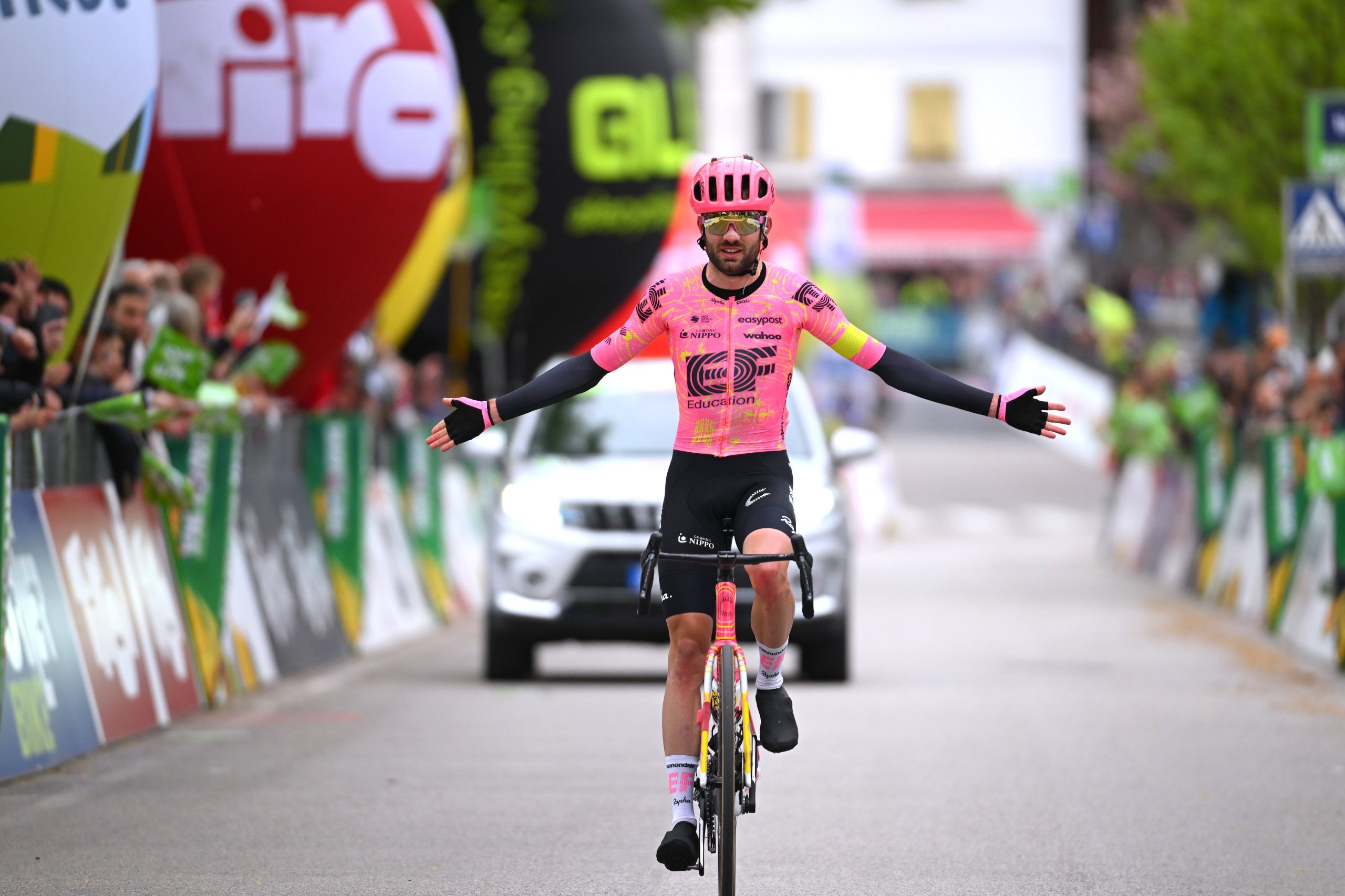 Simon Carr vence etapa 4 do Tour of the Alps, marcada por queda feia a descer!