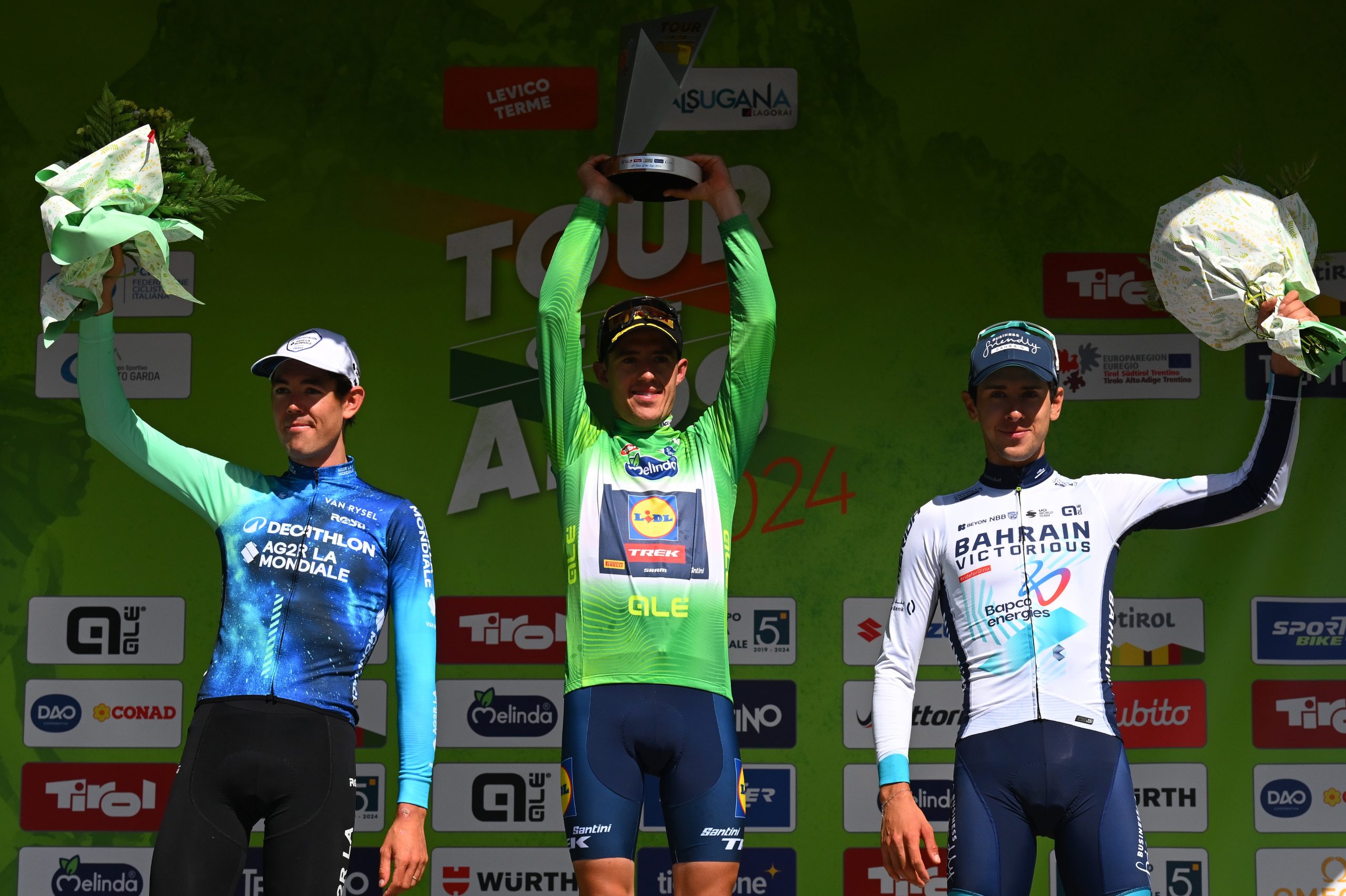 Pódio do Tour of the Alps com Ben O'Connor, Juan Pedro Lopez e Antonio Tiberi (Foto: Getty Images)