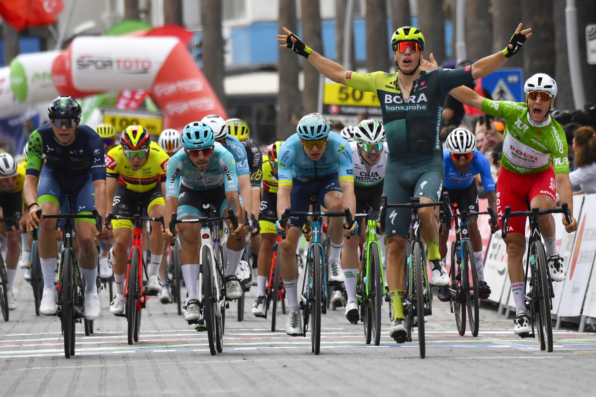 Giovanni Lonardi vence etapa 3 do Tour of Turkiye após final polémico! Iúri Leitão foi 5º!