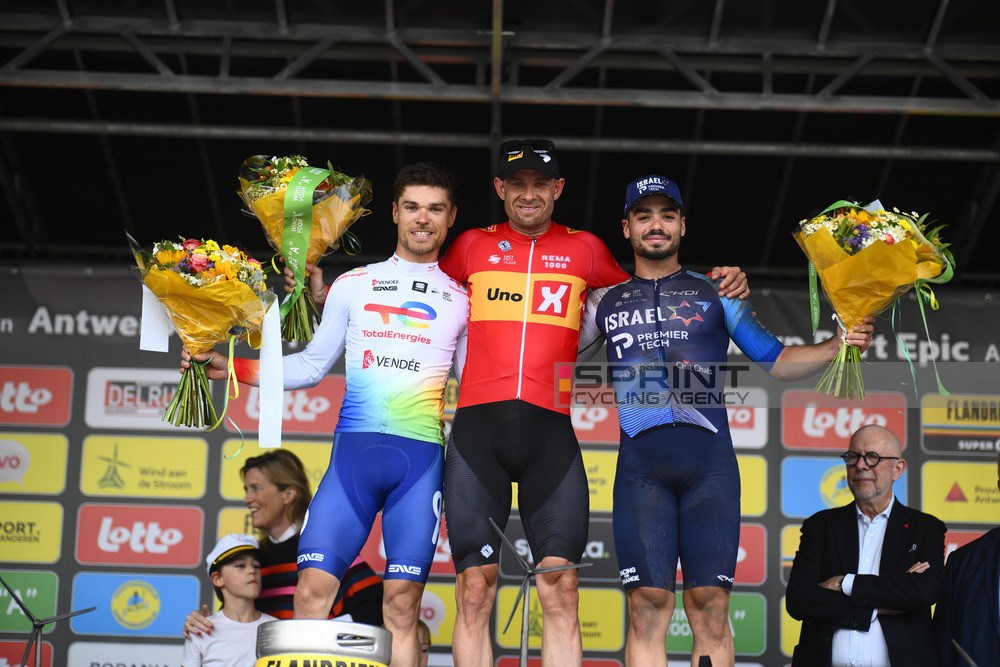 Pódio da Antwerp Port Epic com Emilien Jeannière, Alexander Kristoff e Oded Kogut