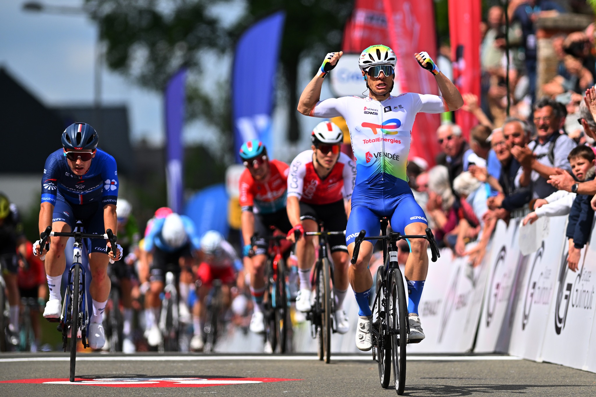 Emilien Jeannière vence etapa 1 da Boucles de la Mayenne, marcada por queda no final!