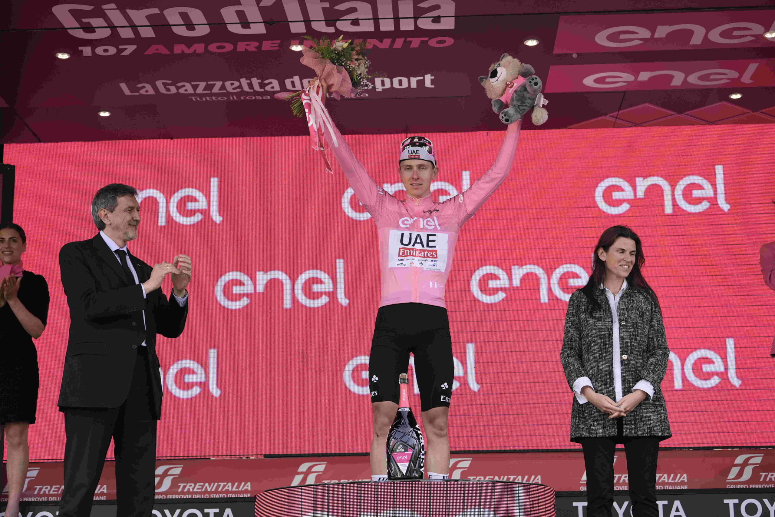 Tadej Pogacar segue o Maglia Rosa do Giro d'Italia