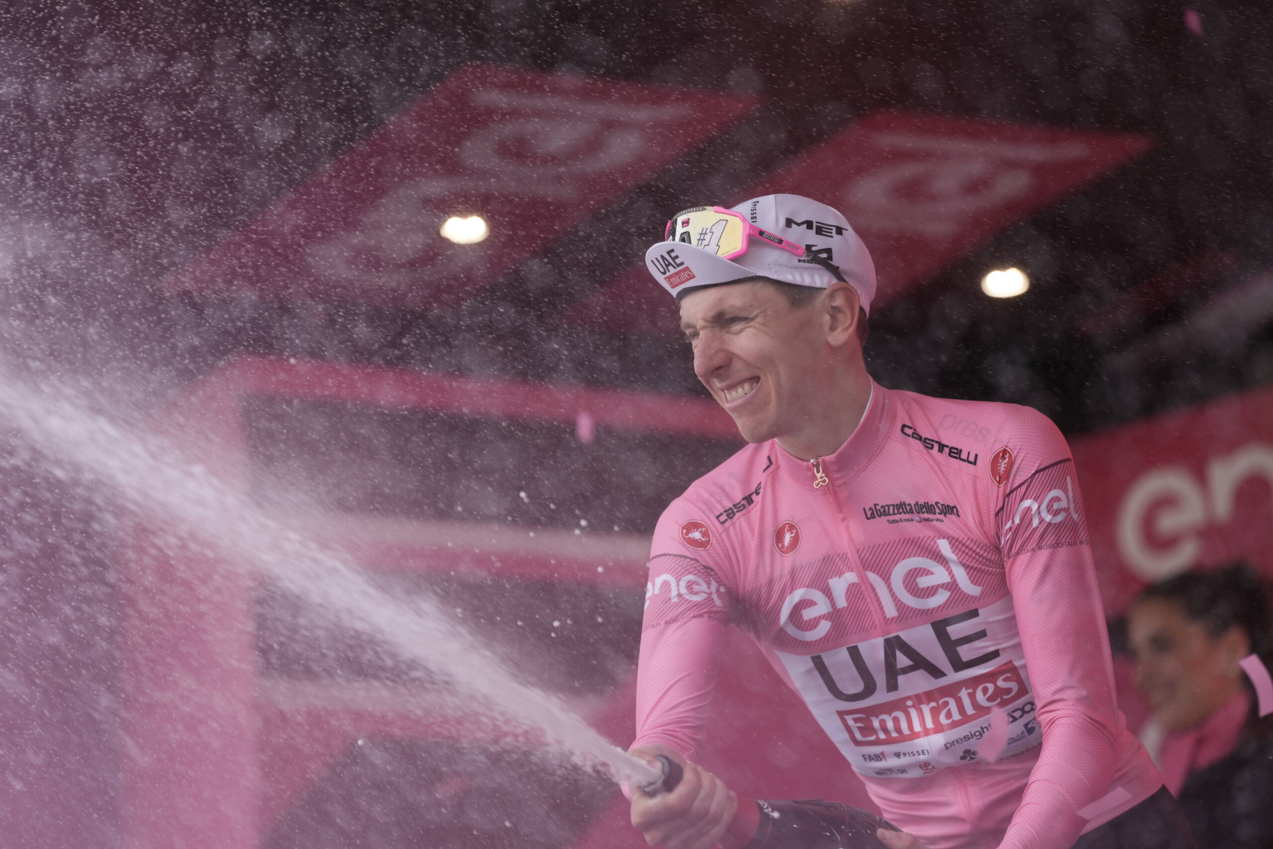 Tadej Pogacar segue o Maglia Rosa do Giro d'Italia (Foto: Giro d'Italia)