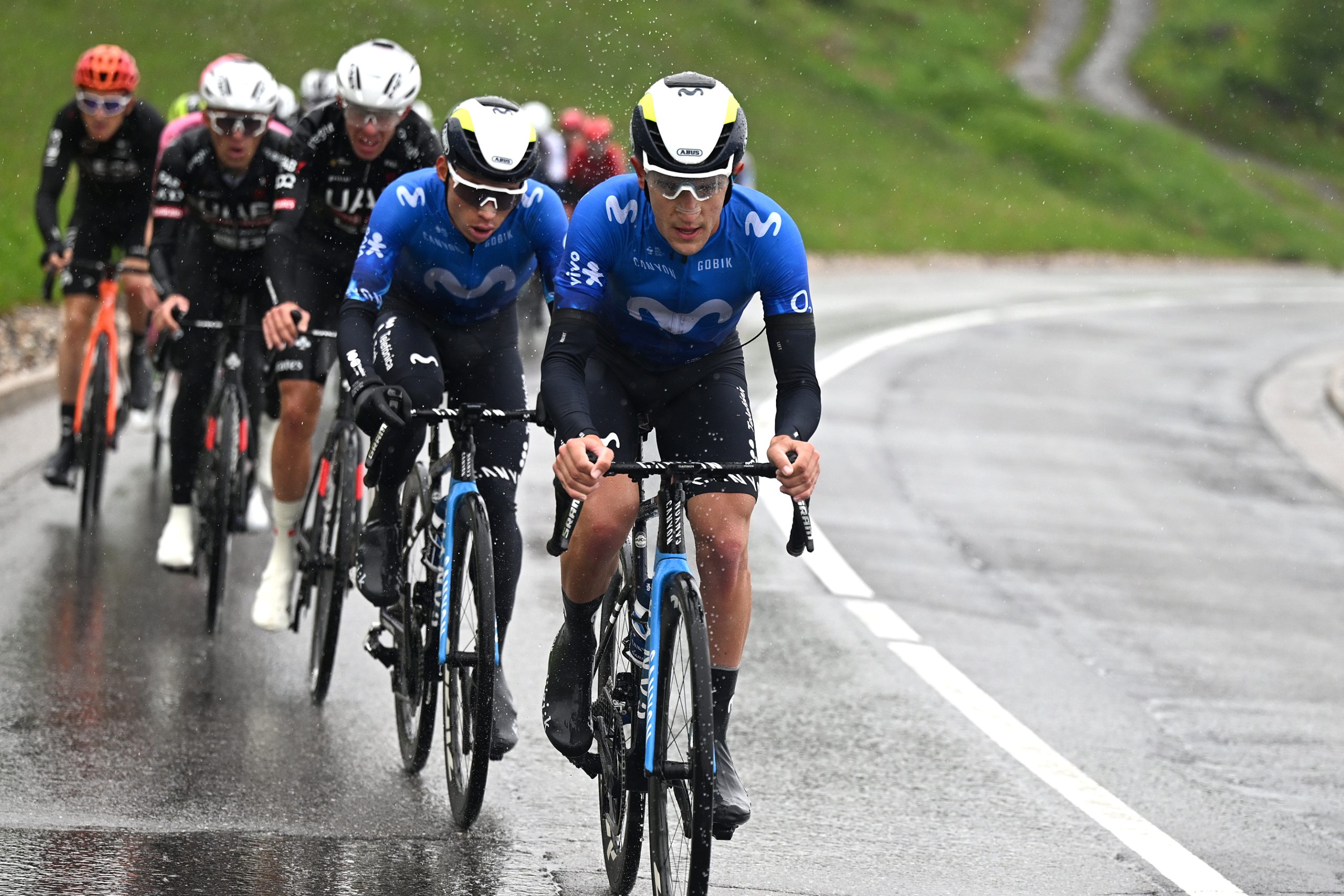 Movistar Team surpreendeu ao controlar a vantagem da fuga e ao acelerar na etapa 16 do Giro d'Italia (Foto: Getty Images)