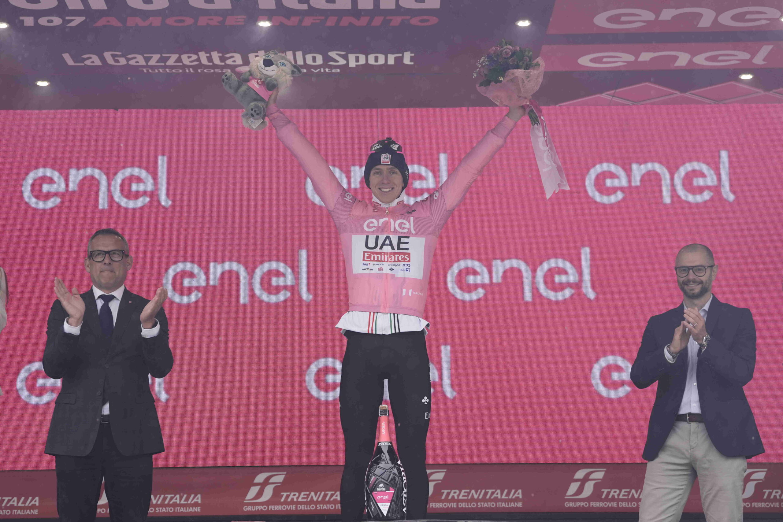 Tadej Pogacar segue o Maglia Rosa do Giro d'Italia (Foto: Giro d'Italia)