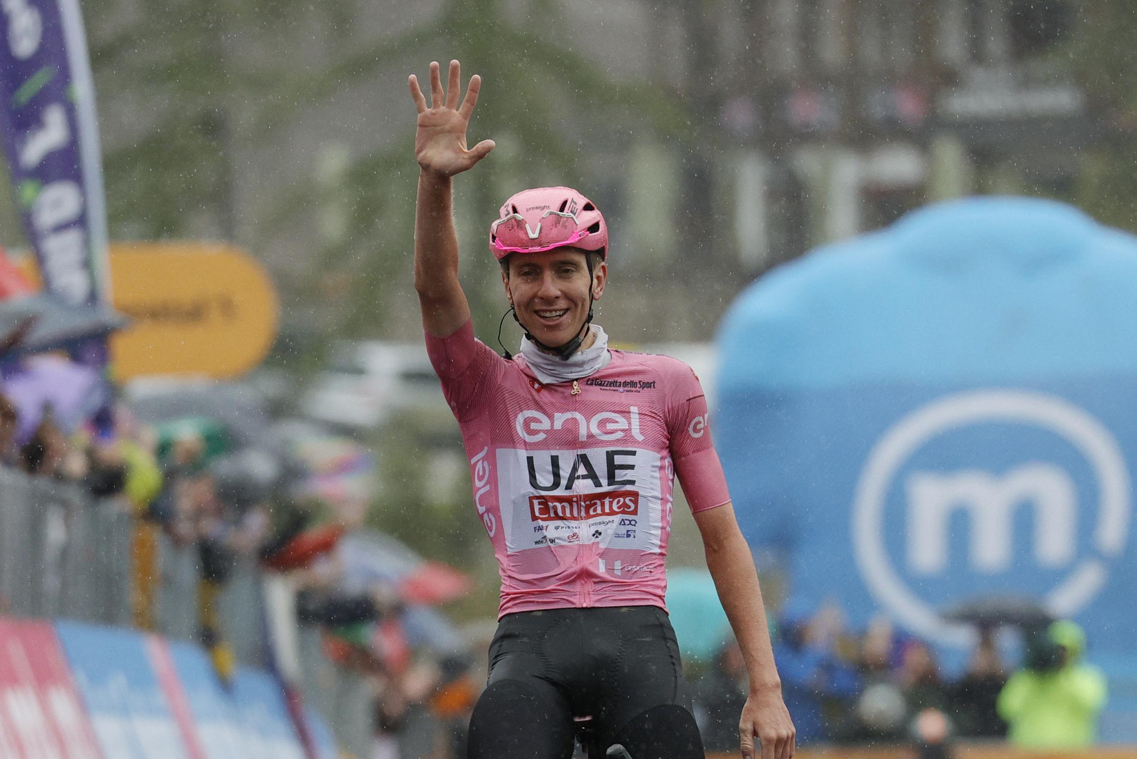 Tadej Pogacar reina no gelo e vence etapa 16 do Giro d’Italia!