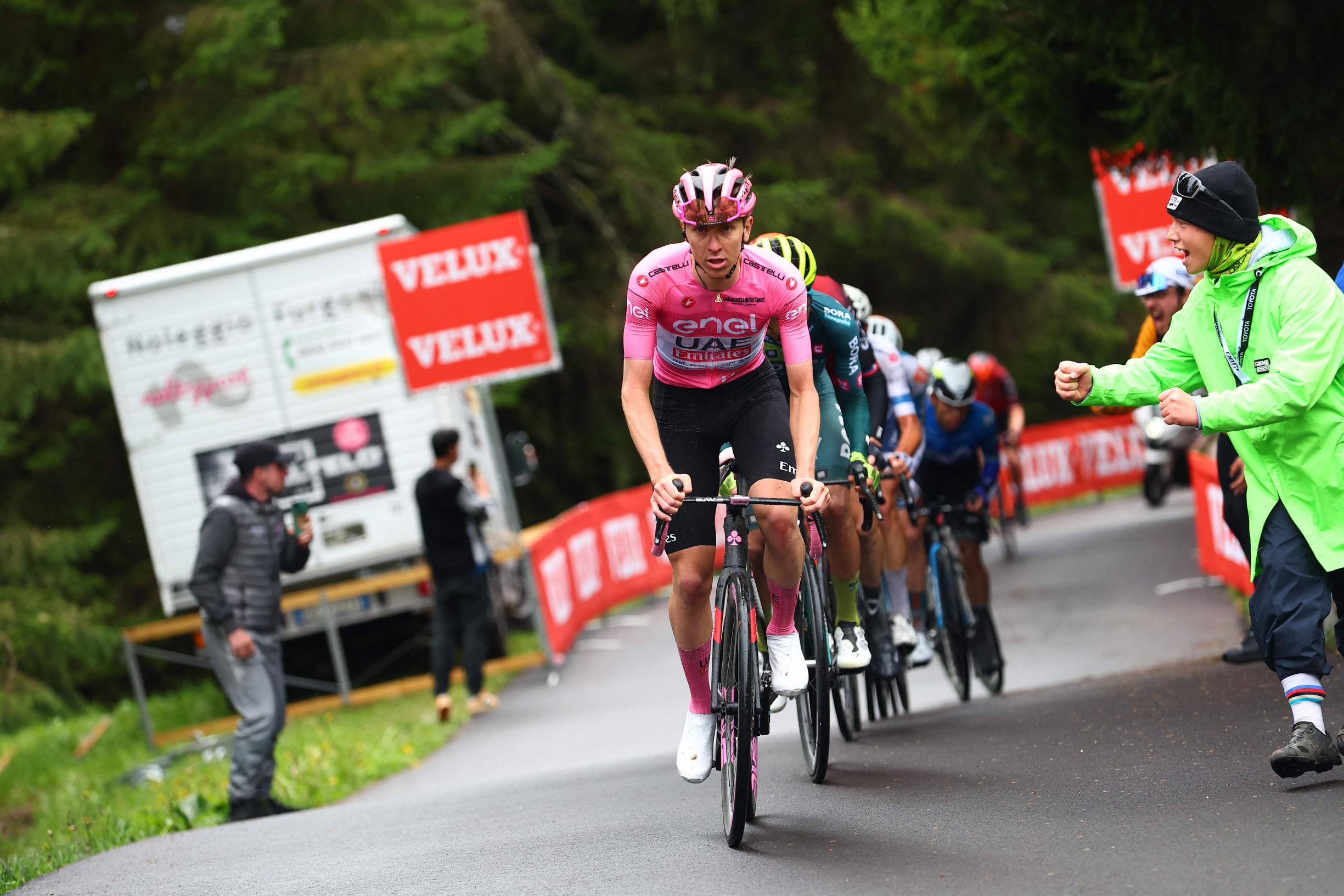 Ataque de Tadej Pogacar na etapa 17 do Giro d'Italia (Foto: AFP)