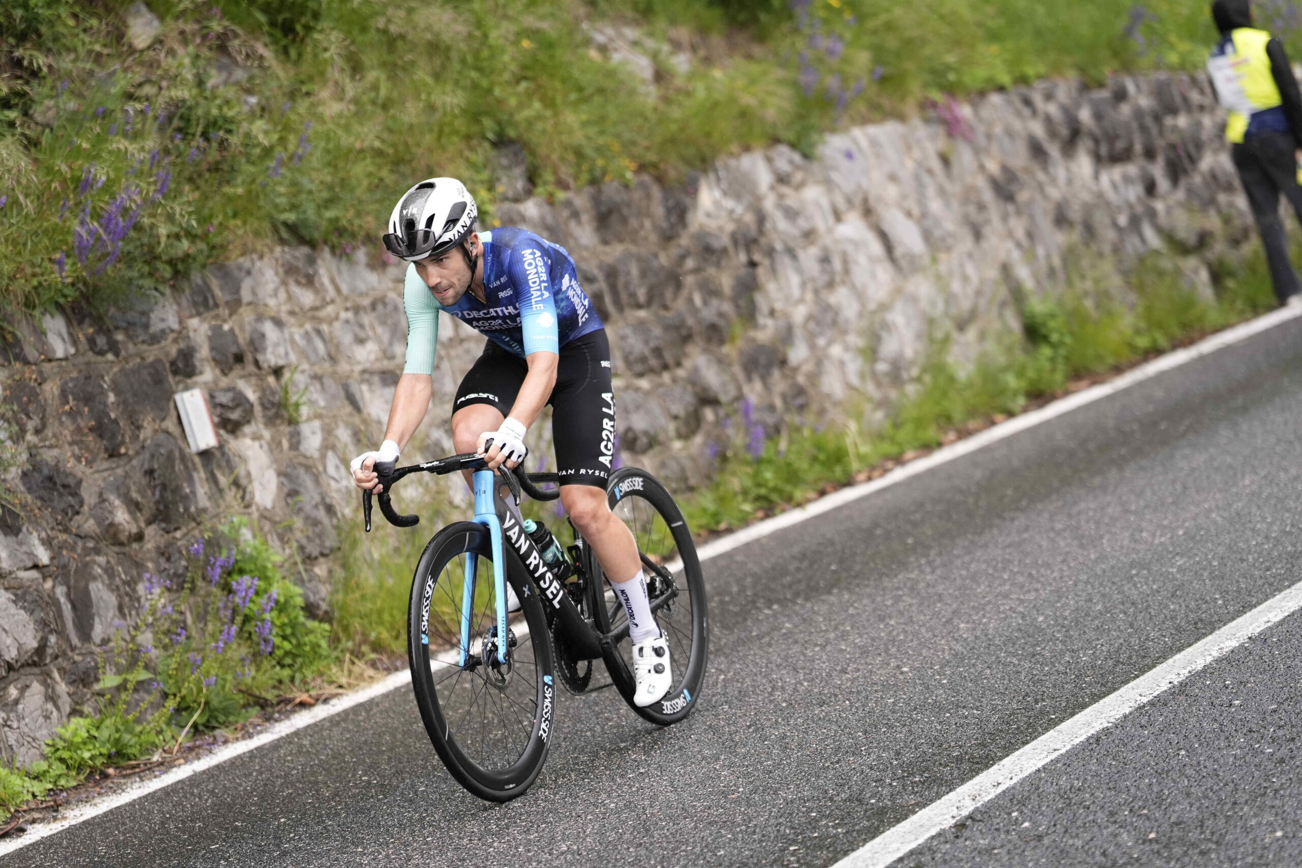 Andrea Vendrame aproveitou a marcação dos seus adversários para se isolar (Foto: Giro d'Italia)