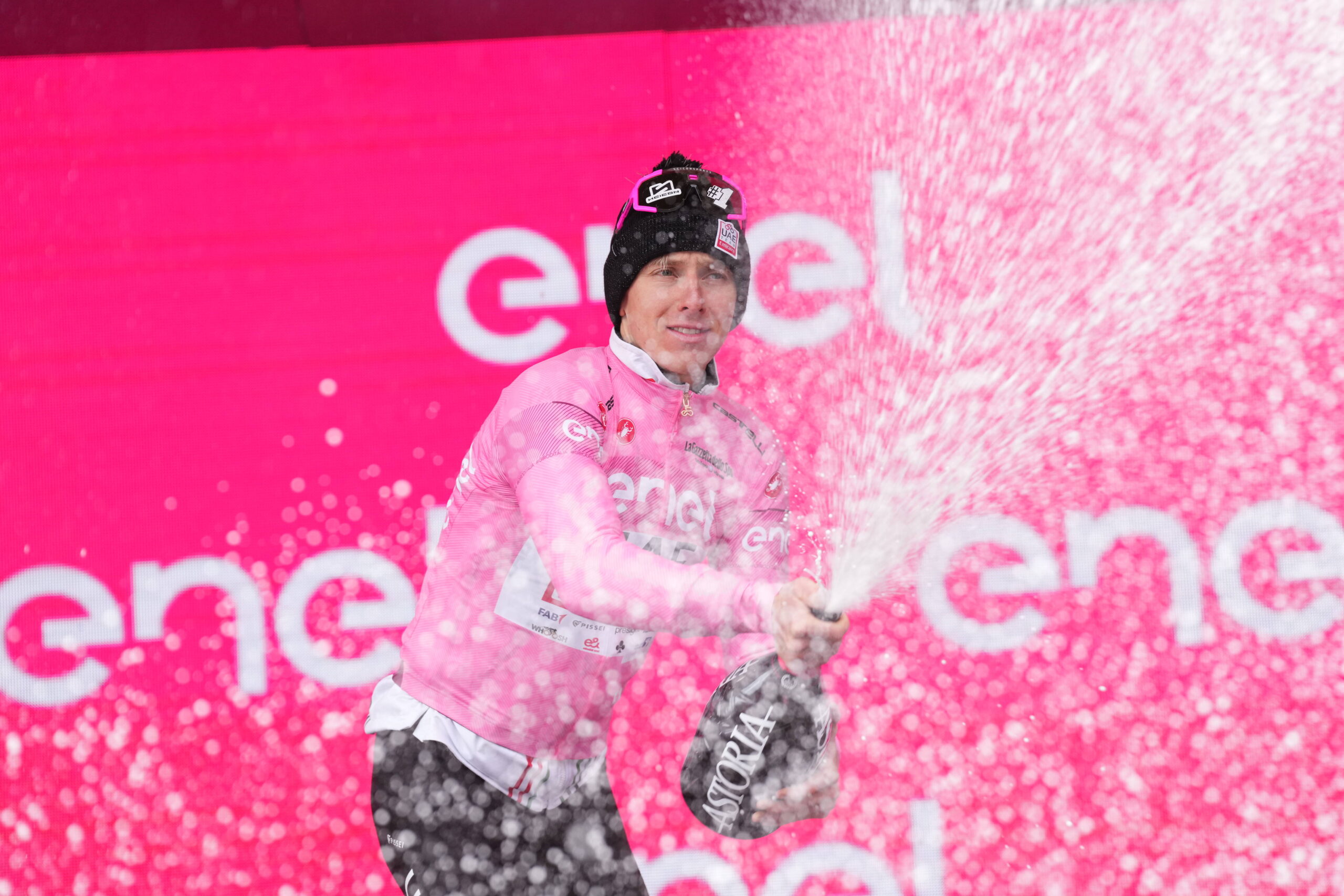 Tadej Pogacar segue o Maglia Rosa do Giro d'Italia (Foto: Giro d'Italia)