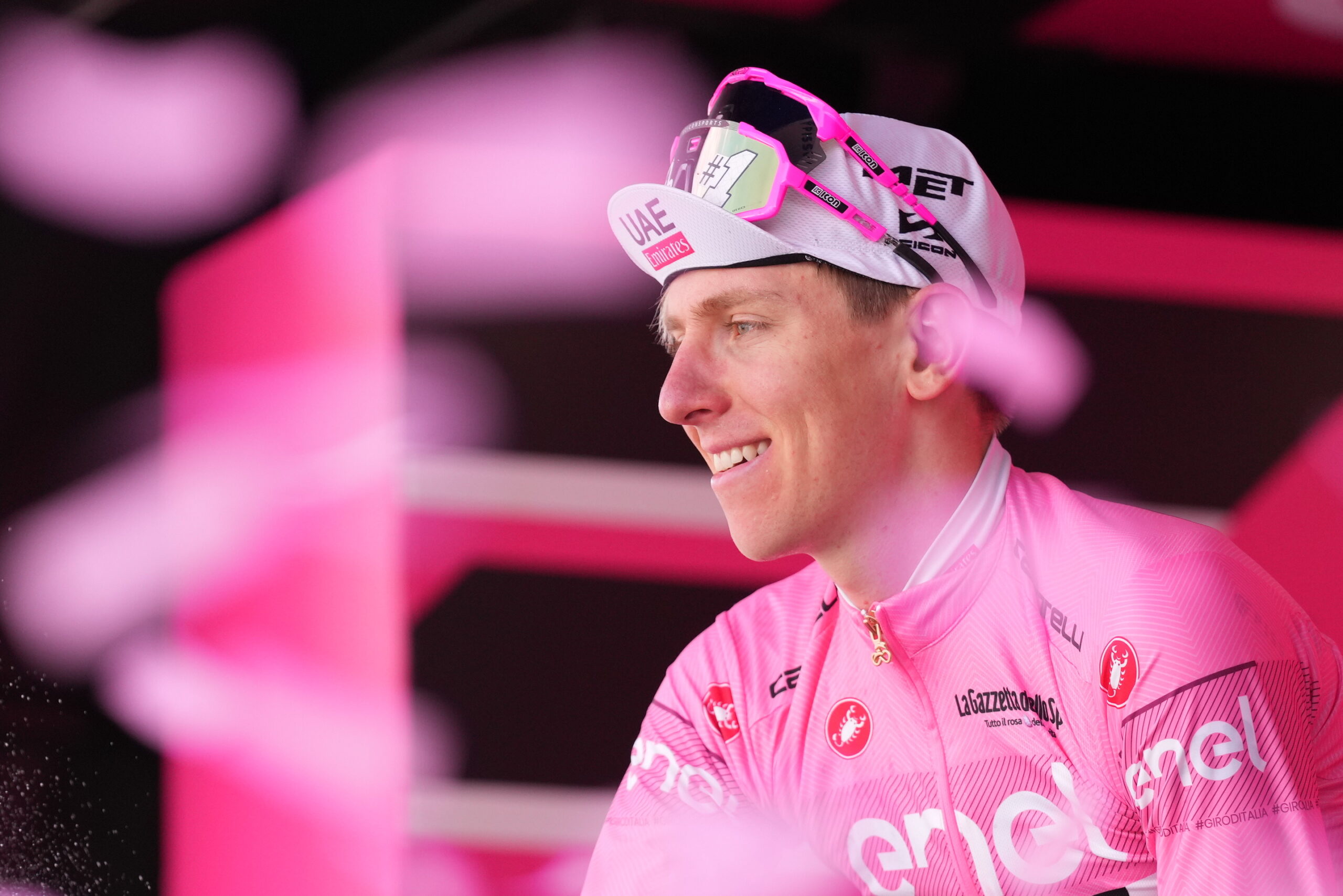 Tadej Pogacar segue o Maglia Rosa (Foto: Giro d'Italia)