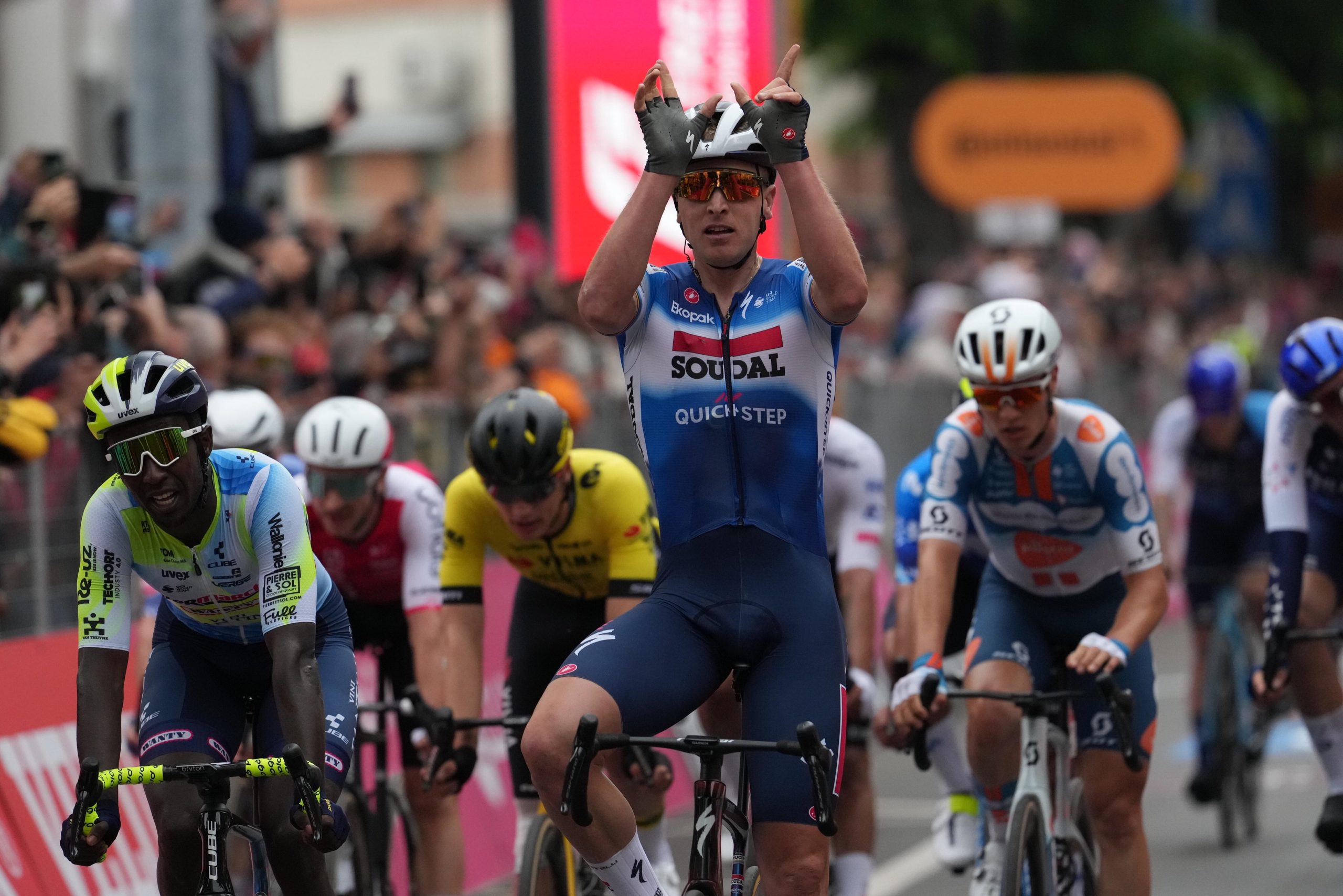 Tim Merlier vence em final caótico a etapa 3 do Giro d’Italia!