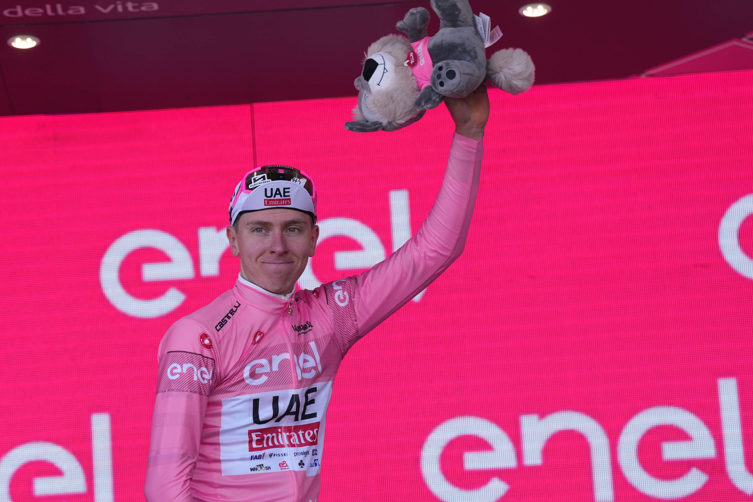 Tadej Pogacar segue o Maglia Rosa do Giro d'Italia