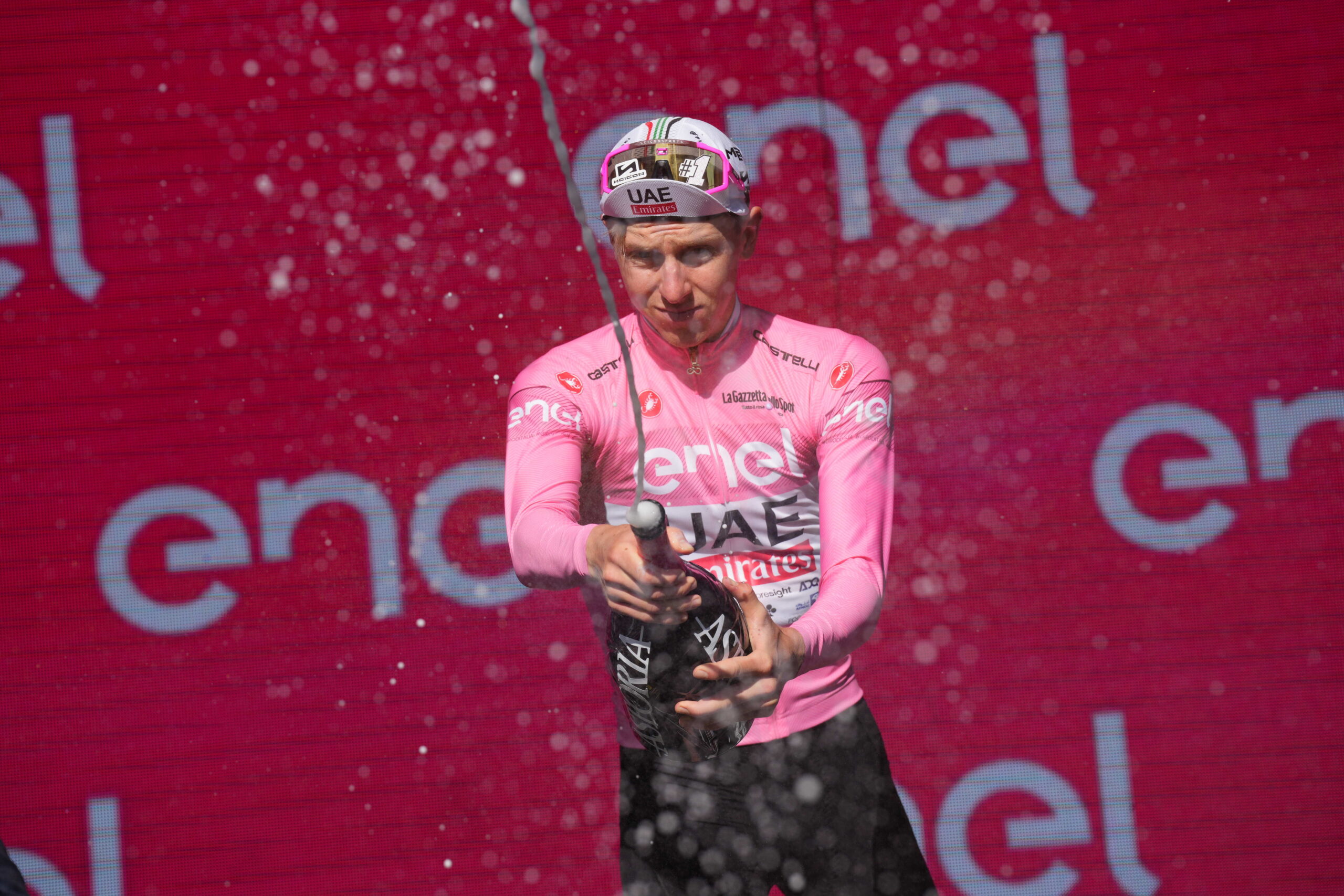 Tadej Pogacar segue o Maglia Rosa do Giro d'Italia