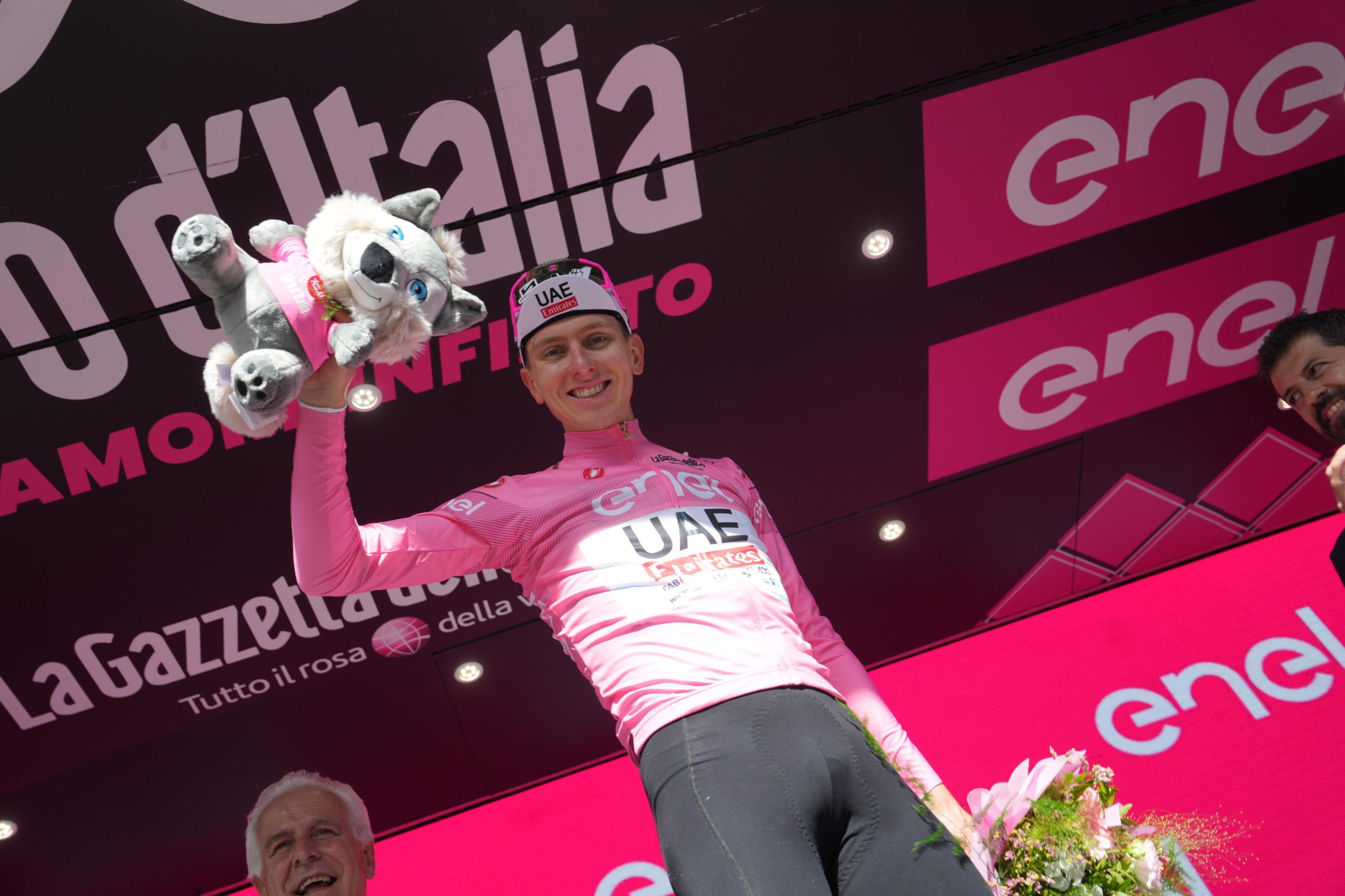 Tadej Pogacar segue o Maglia Rosa do Giro d'Italia (Foto: Giro d'Italia)