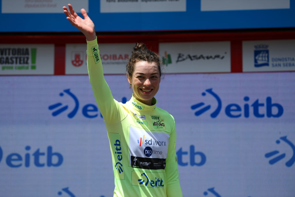 Mischa Bredewold é a primeira camisola amarela da Itzulia Women (Foto: Getty Images)