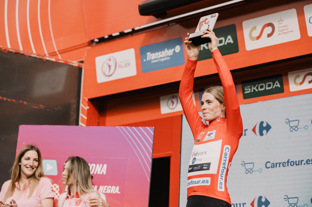Demi Vollering segue a camisola vermelha da La Vuelta Femenina