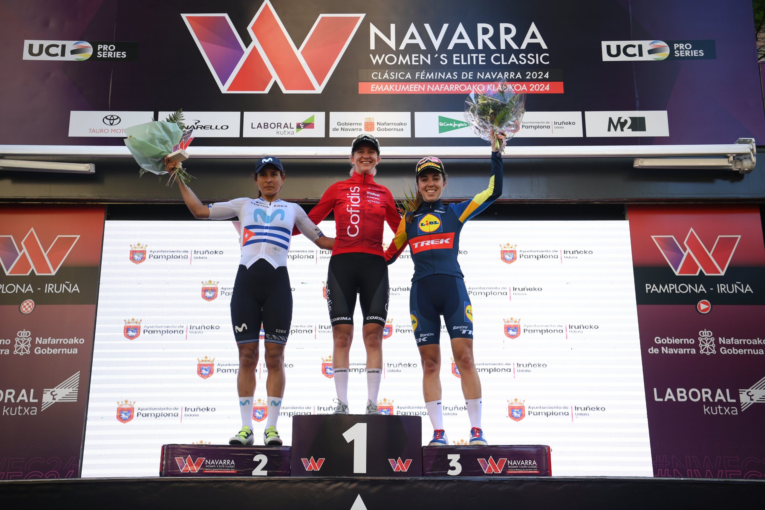 Pódio da Navarra Elite Classics com Arlenis Sierra, Hannah Ludwig e Shirin Van Anrooij