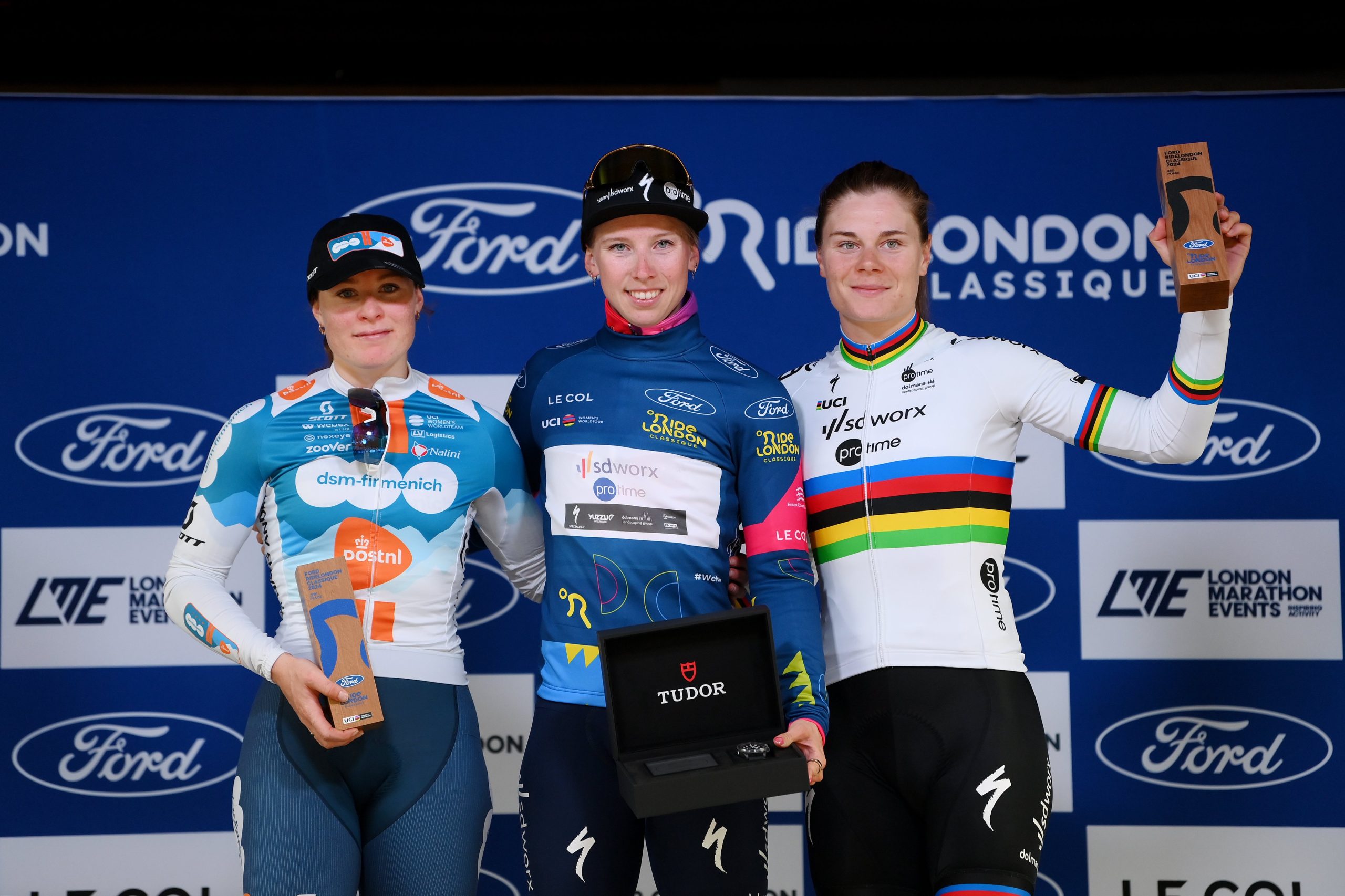 Pódio da RideLondon Classique com Charlotte Kool, Lorena Wiebes e Lotte Kopecky