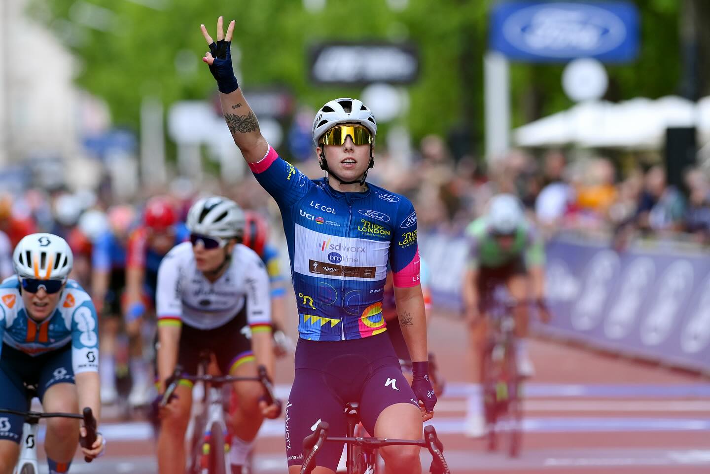 Lorena Wiebes faz o hat-trick e conquista pela 3ª vez a RideLondon Classique!
